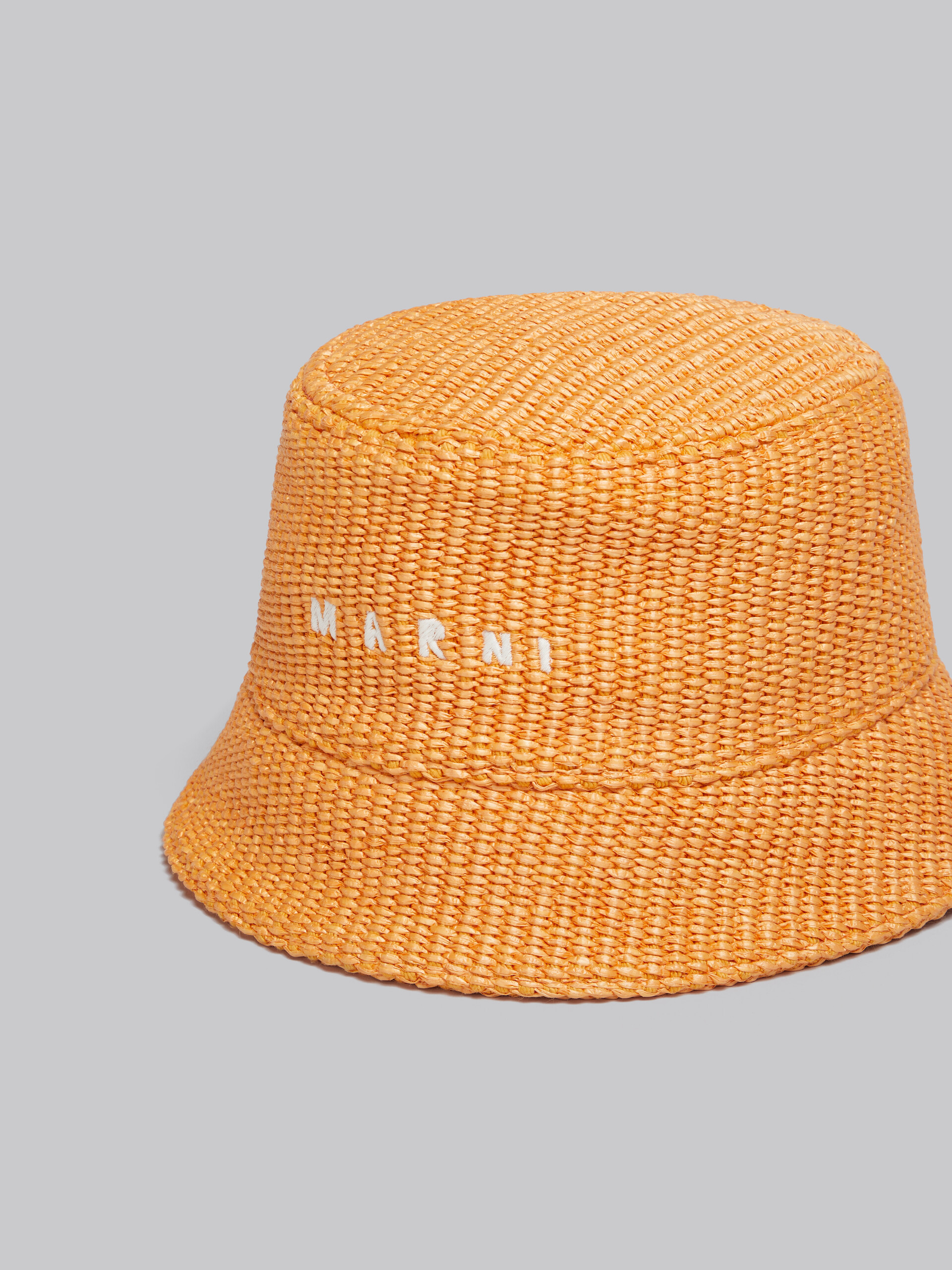 Cappello bucket rosa in tessuto effetto rafia con logo ricamato - Cappelli - Image 4