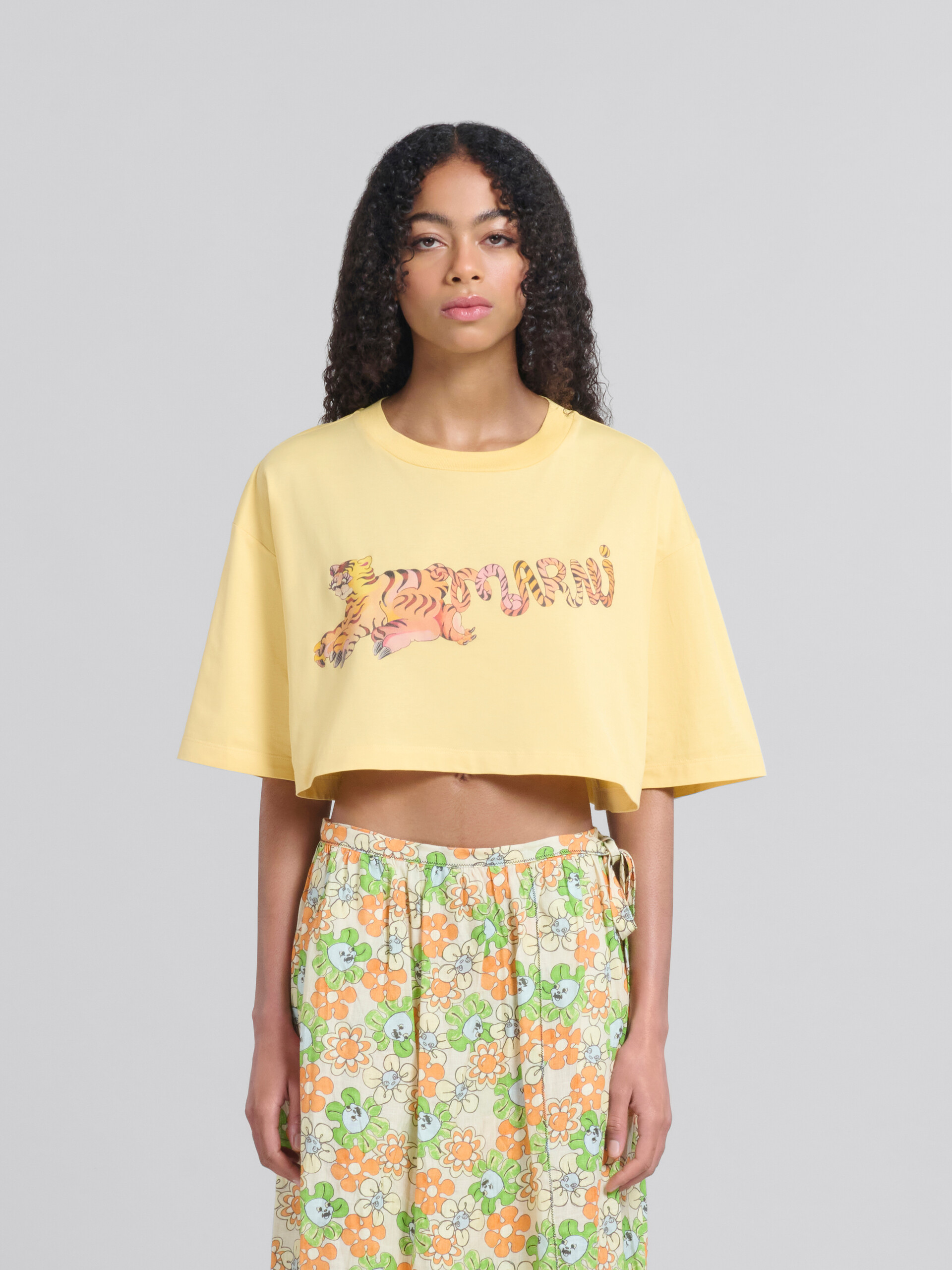 Camiseta crop de algodón orgánico amarilla con estampado - Camisetas - Image 2