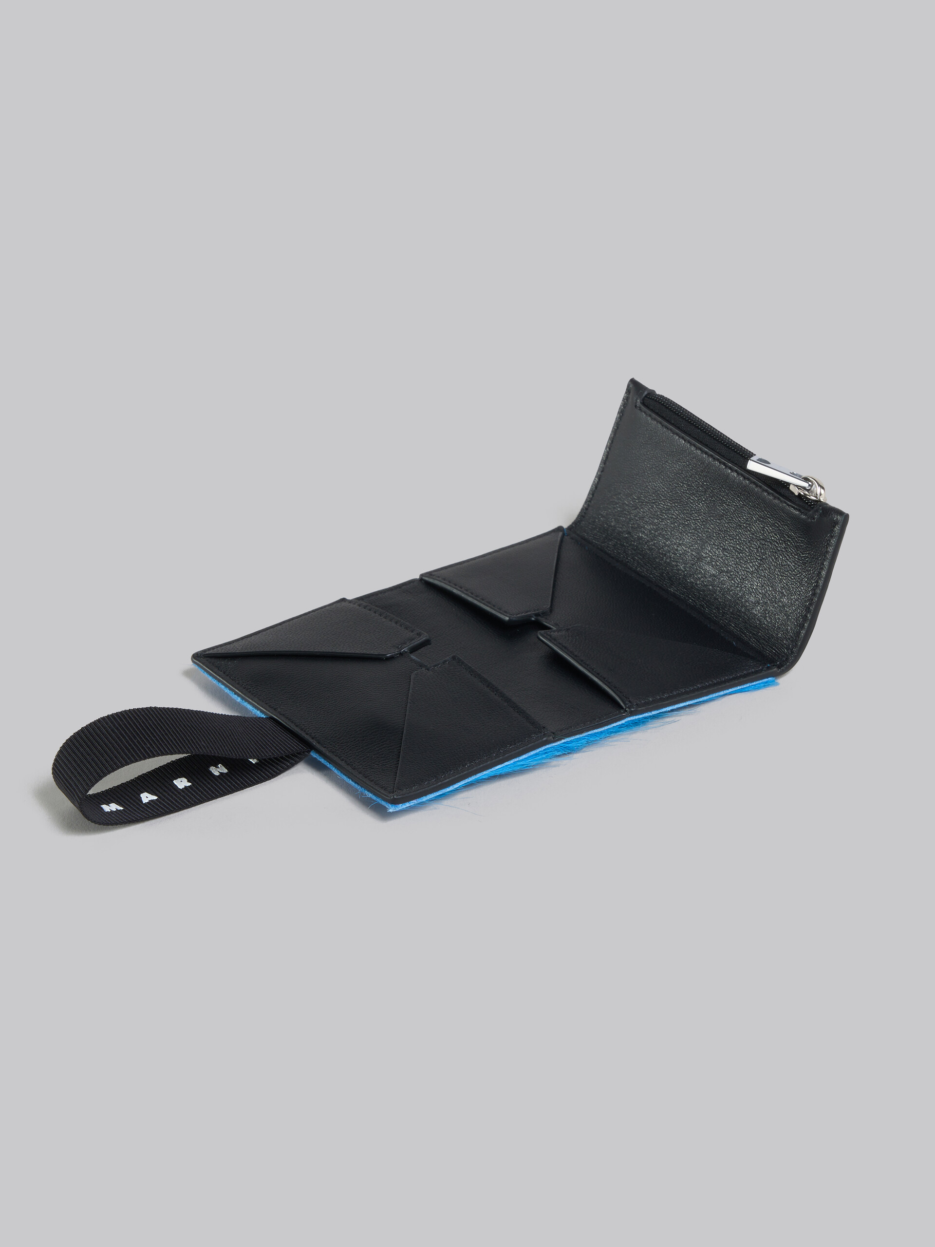 ブルー ロングヘアーカーフスキン製 三つ折りウォレット、ロゴストラップ付き - 財布 - Image 5