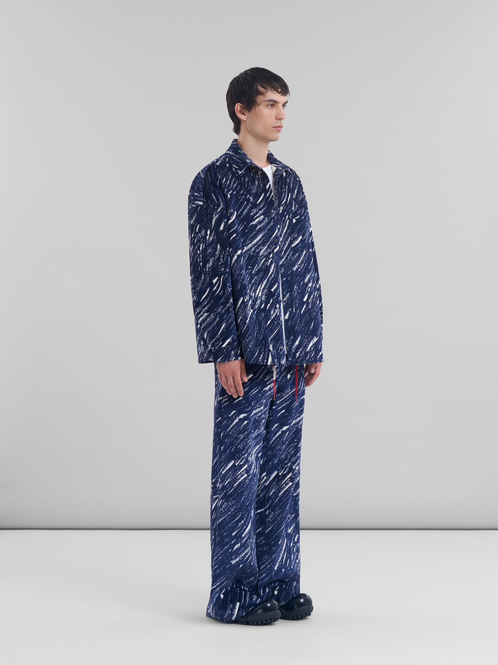 Blaues Oversize-Hemd aus beflocktem Denim mit Crayon-Print - Hemden - Image 5