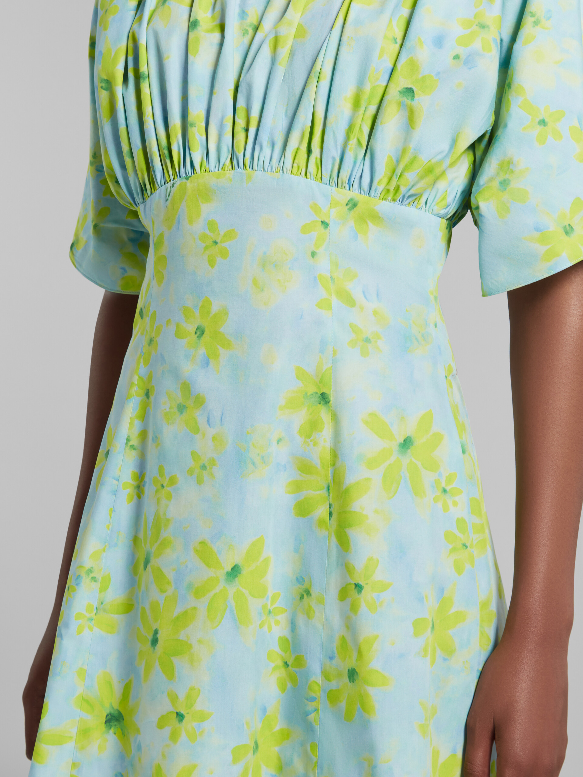 Hellgrünes gerafftes Kleid aus Popeline mit Parade-Print - Kleider - Image 5