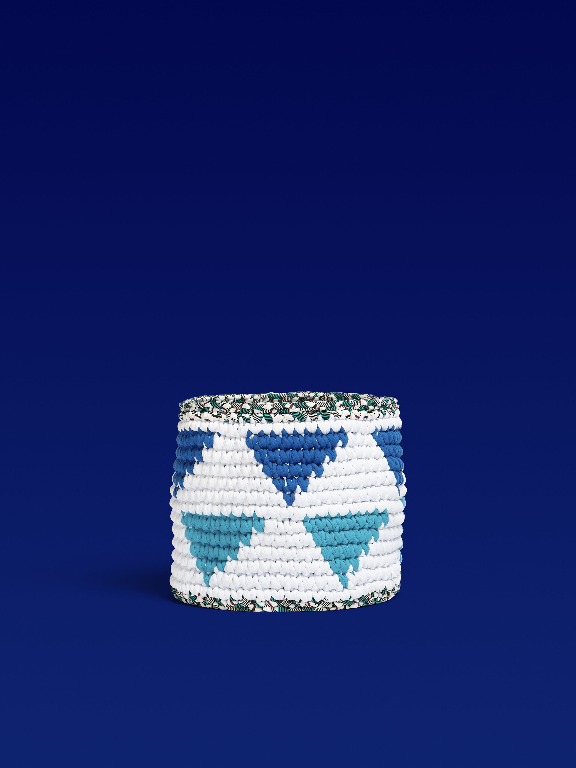 Medium MARNI MARKET vase holder in white and blue crochet - Furniture - Image 1