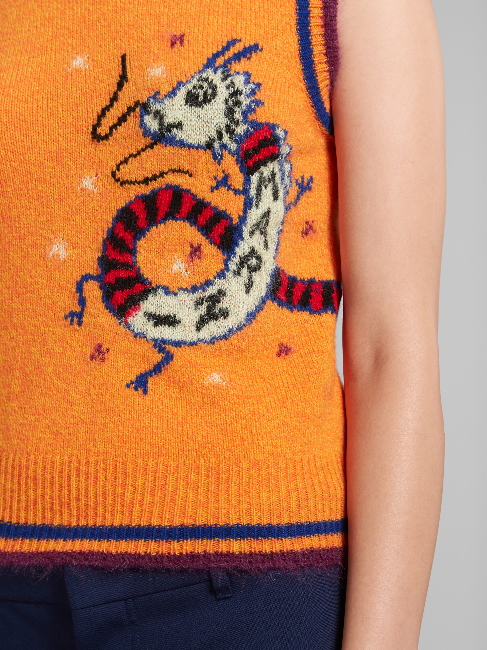 Pullover senza maniche arancione in misto lana e cashmere con motivo drago jacquard - Pullover - Image 5