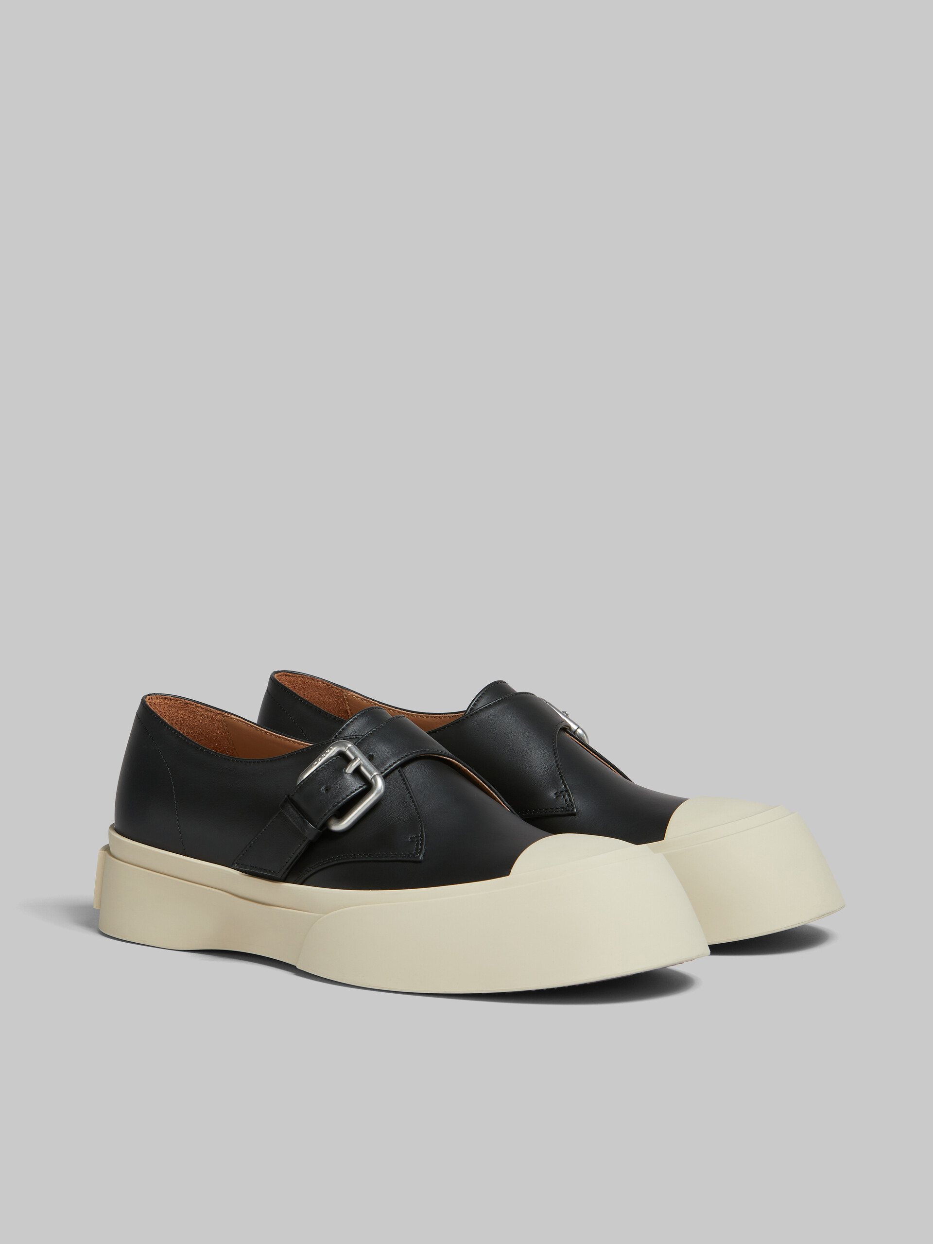 Zapato Pablo con cierre de hebilla de piel negra - Sneakers - Image 2
