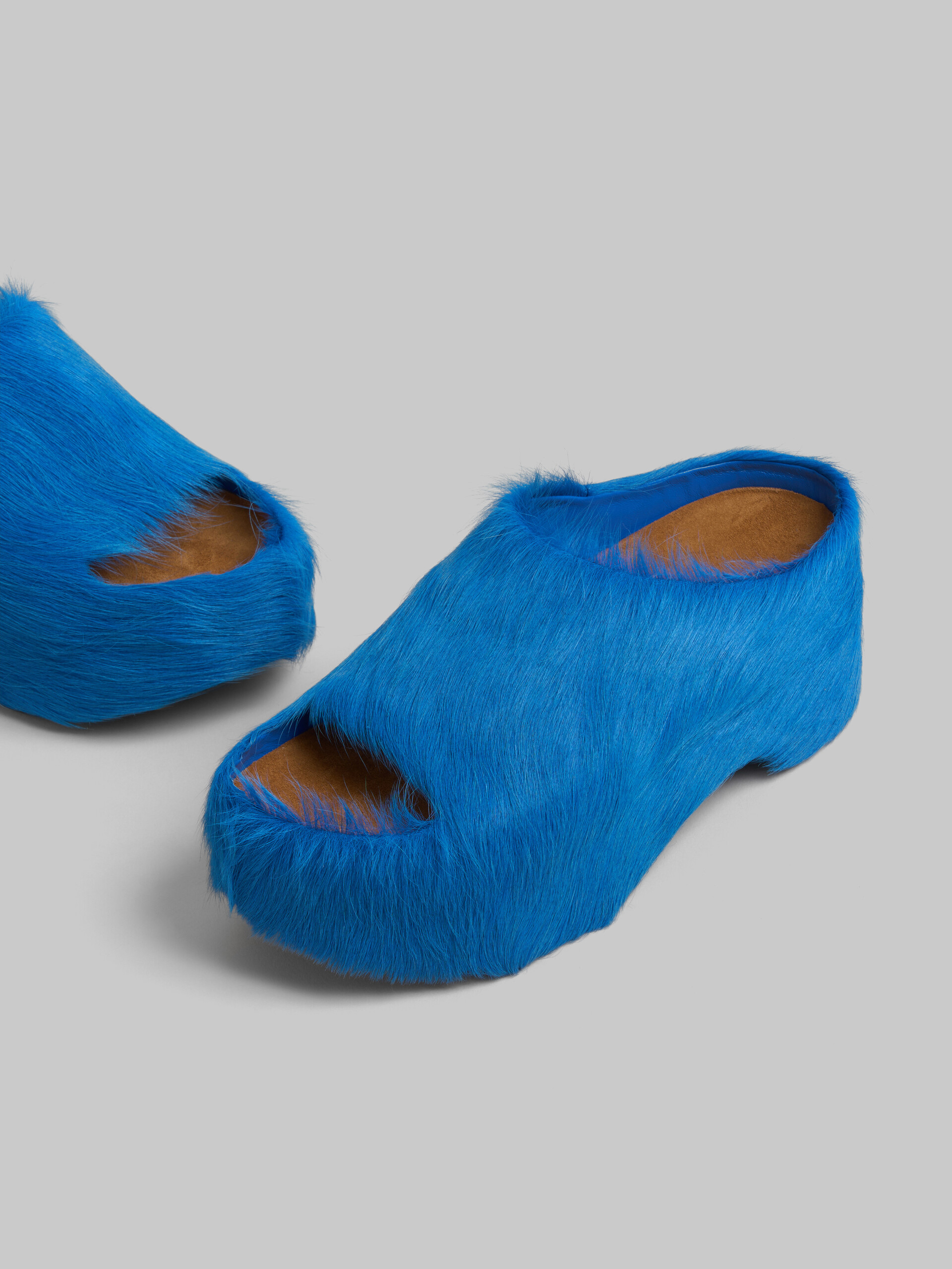 Slide con zoccolo chunky in pelle di vitello a pelo lungo blu - Sandali - Image 5