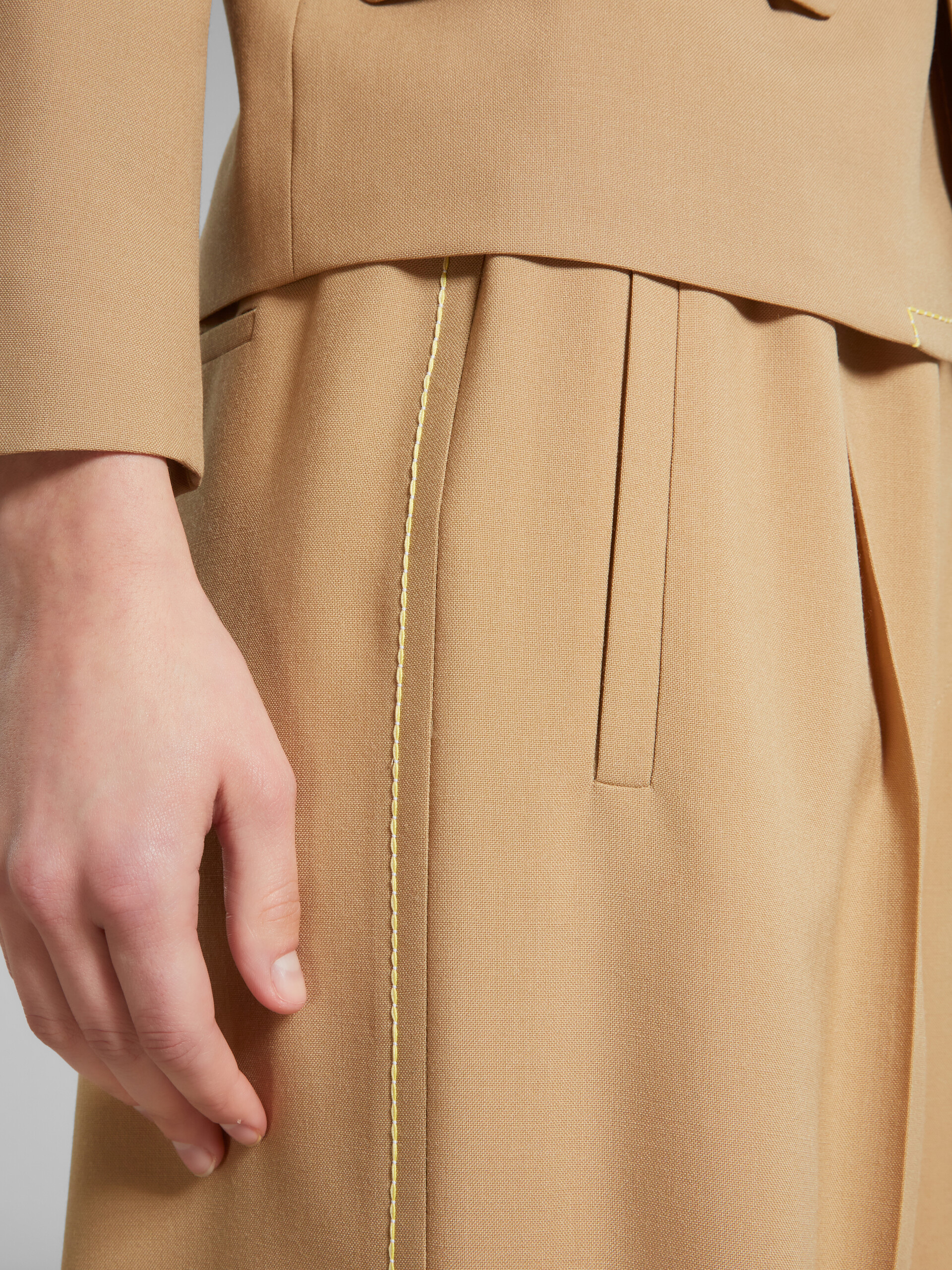 Pantalon évasé en laine beige avec logo à la taille - Pantalons - Image 5
