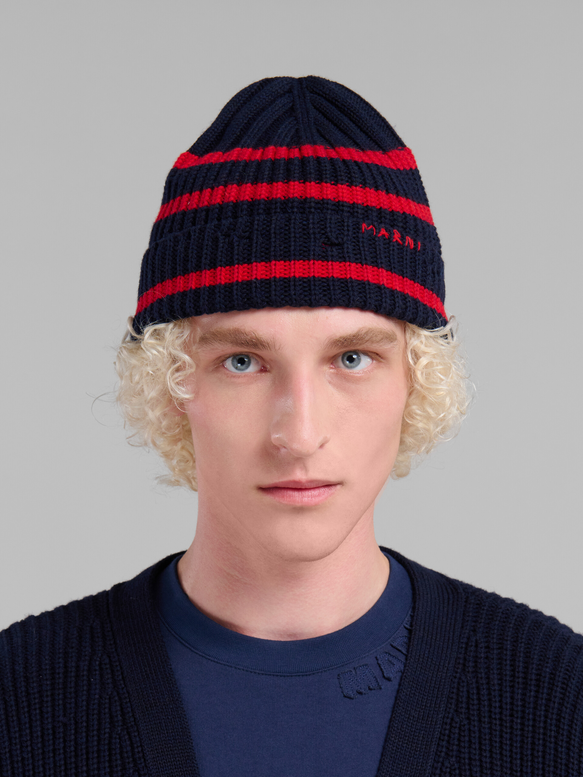 Bonnet en laine côtelée bleu marine avec rayures de style marinière - Chapeau - Image 2
