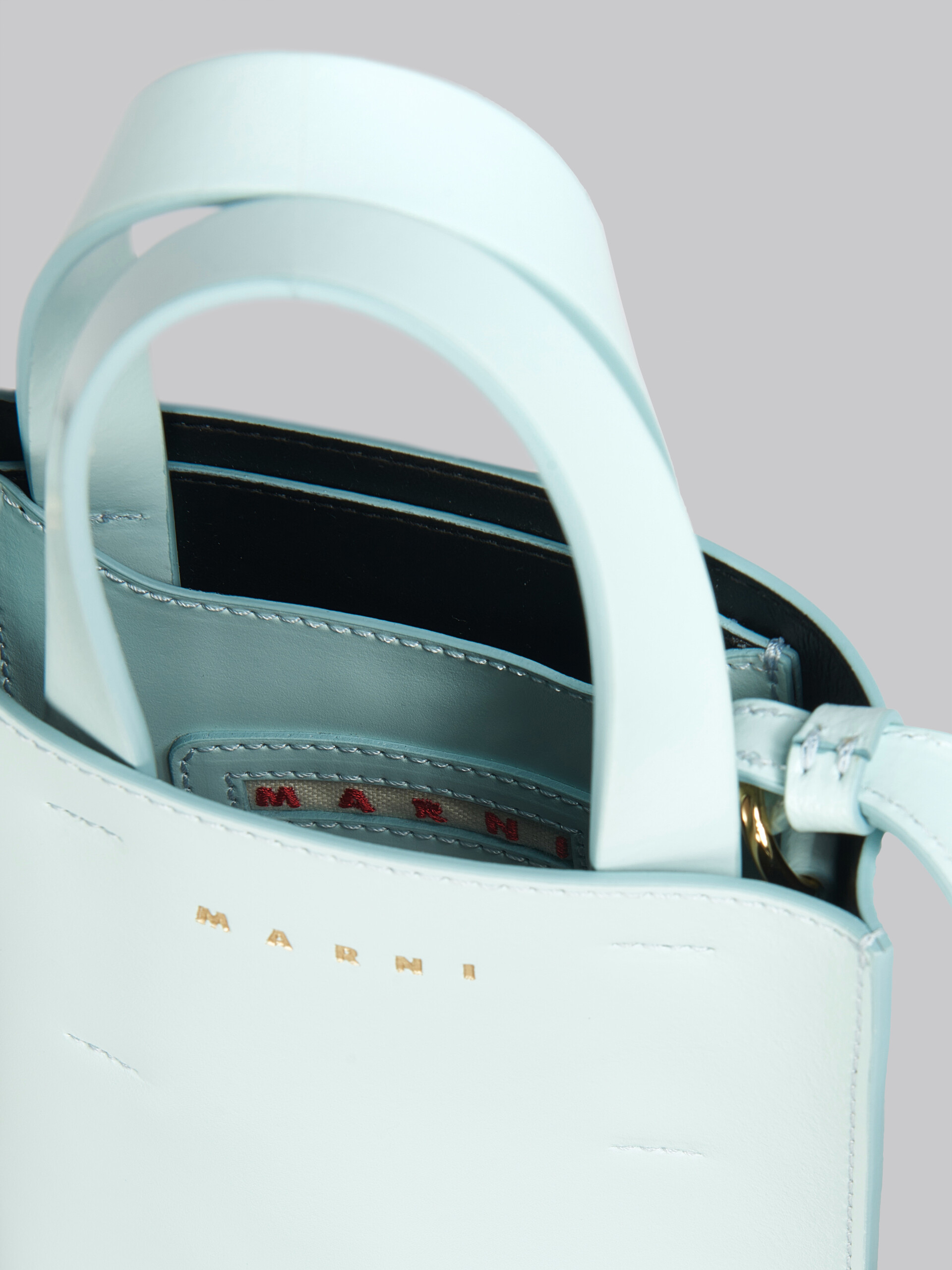 Nano-Tasche MUSEO aus hellblauem Leder - Shopper - Image 4