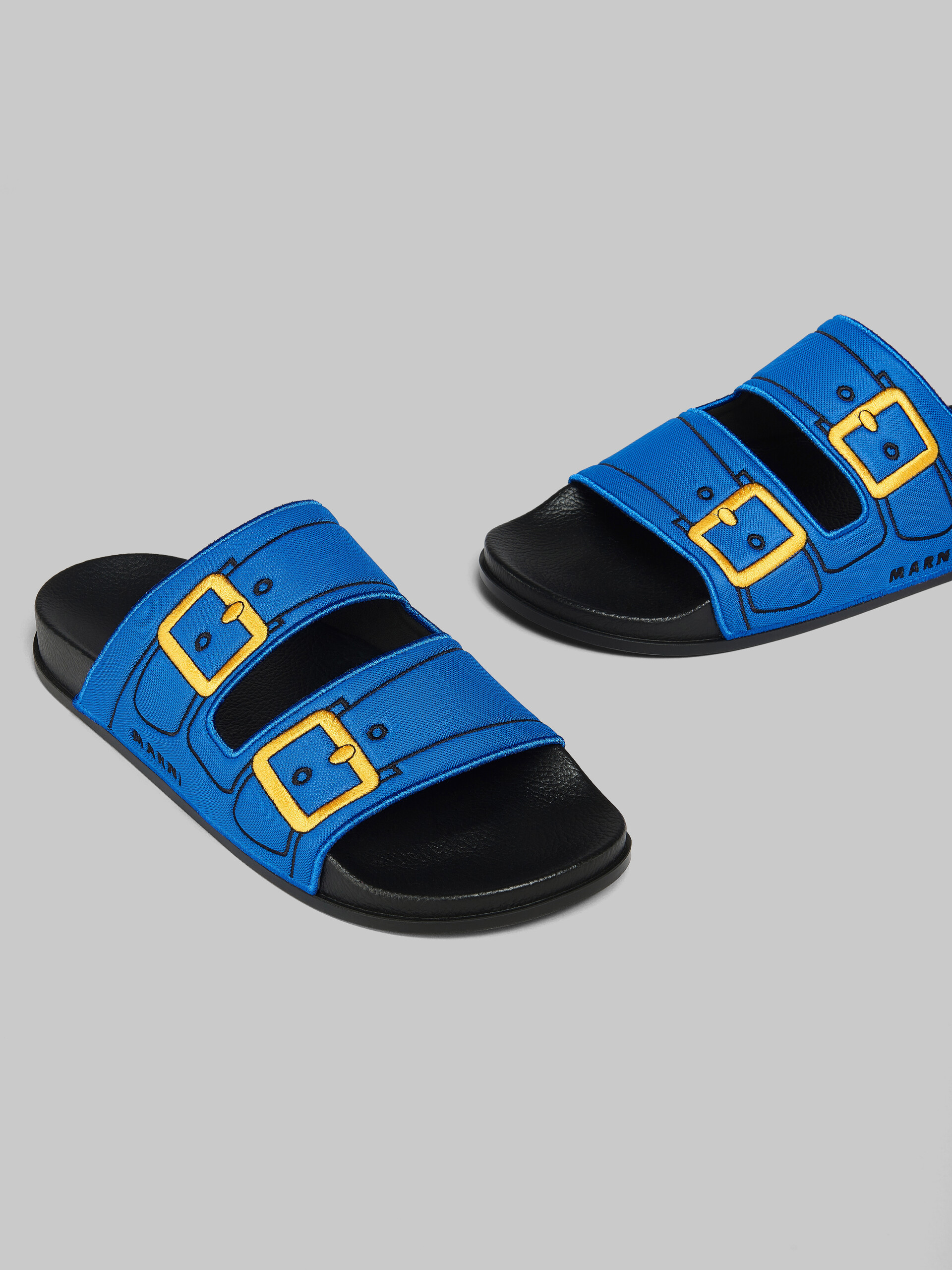 Sandalo blu trompe l'oeil con fibbie ricamate - Sandali - Image 5