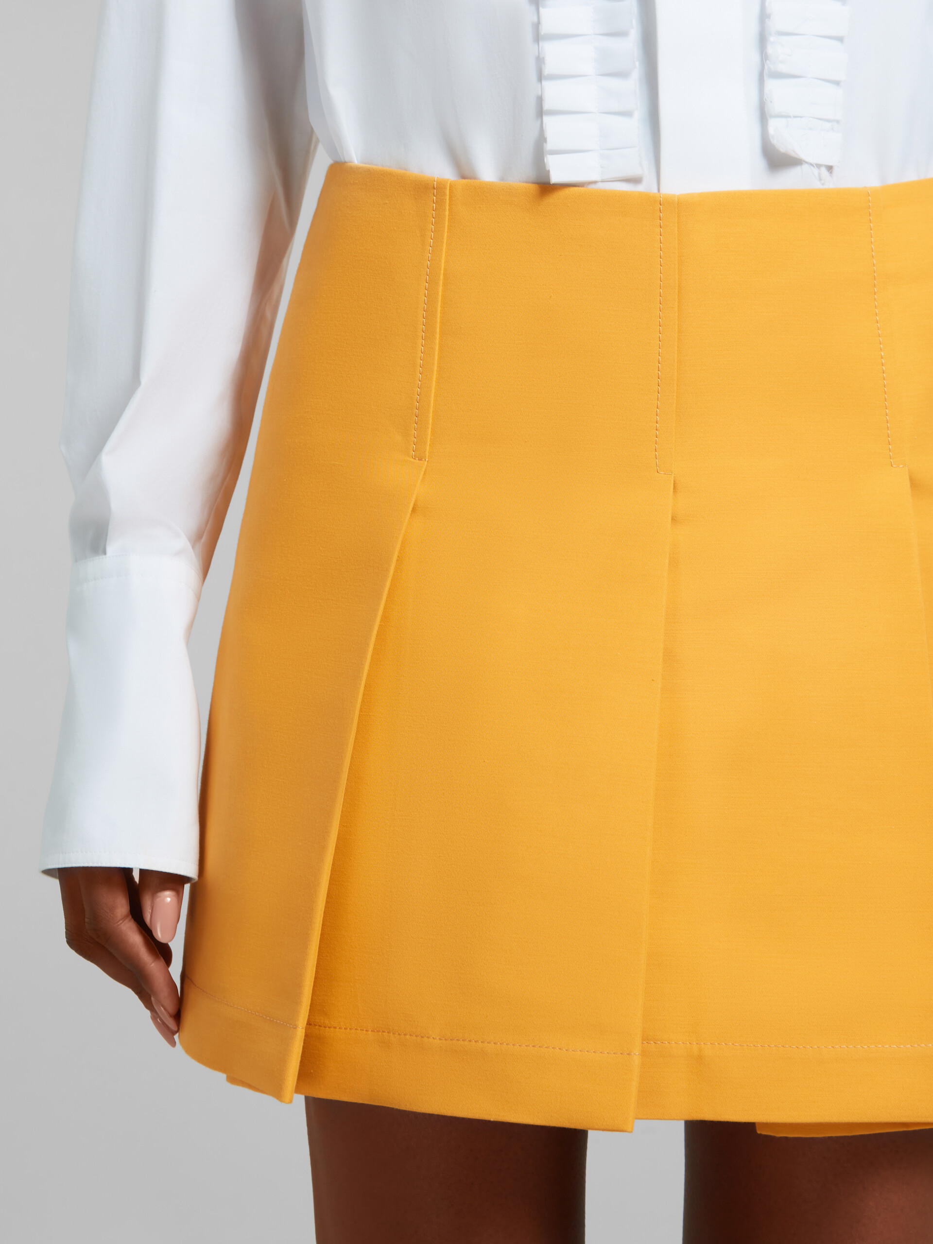 Mini-jupe en cady orange avec larges plis - Jupes - Image 4