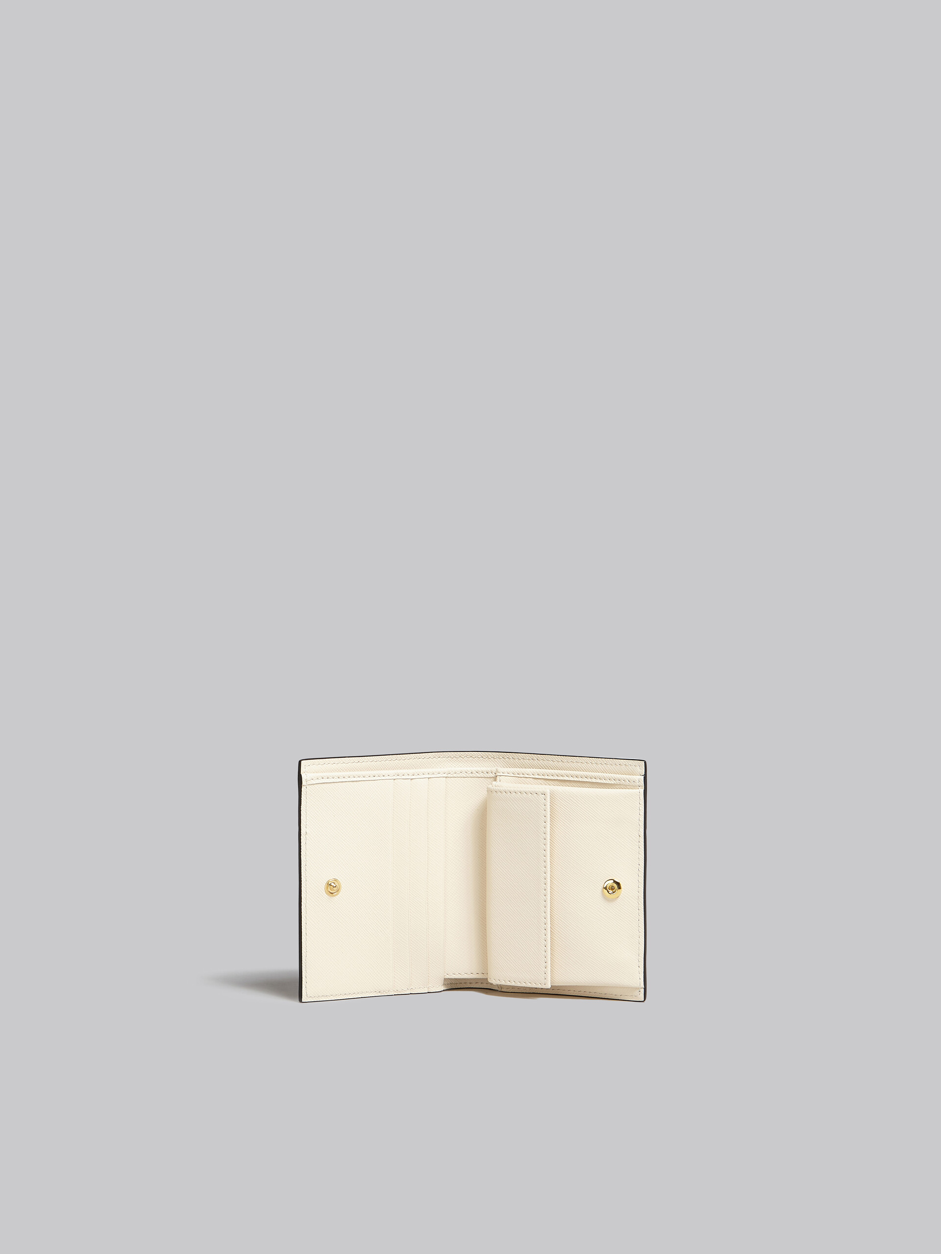Portefeuille à deux volets en cuir saffiano vert, blanc et beige - Portefeuilles - Image 2