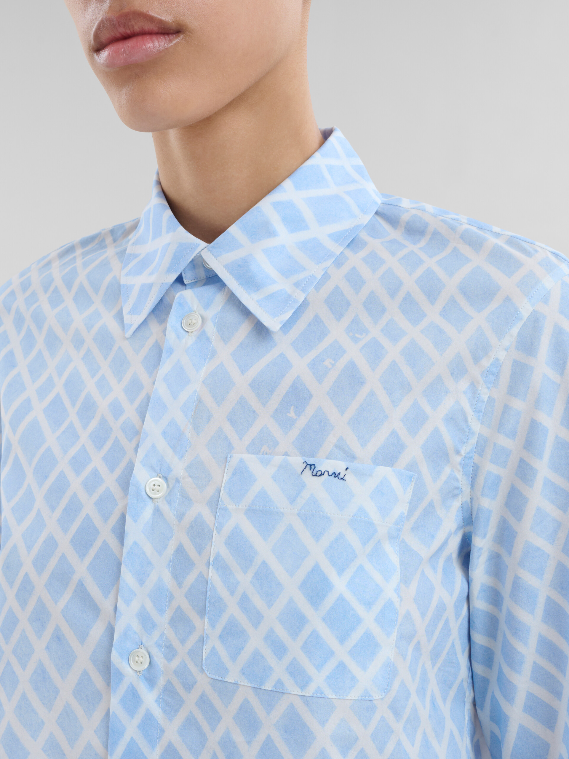 Light blue organic poplin cropped shirt with Landscapes print - Shirts - Image 4