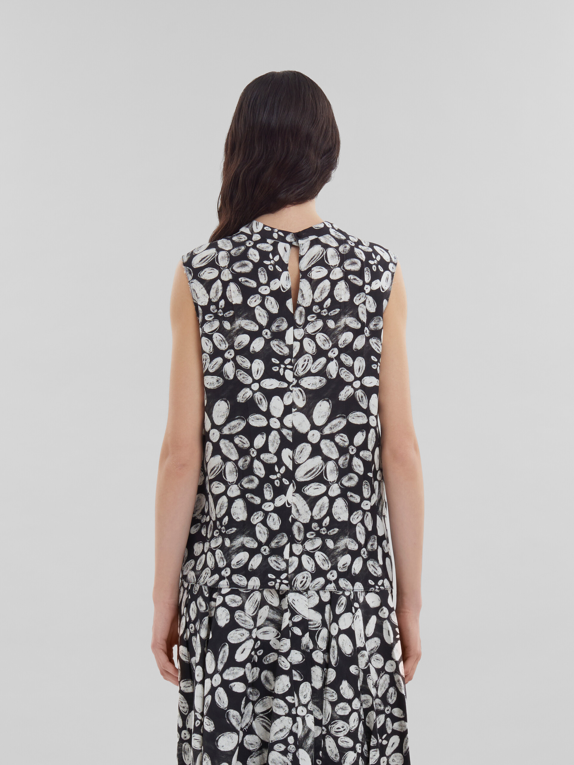 Schwarzes, ärmelloses Top aus Crêpe mit Rücken aus Satin und Blooming-Print - Hemden - Image 3