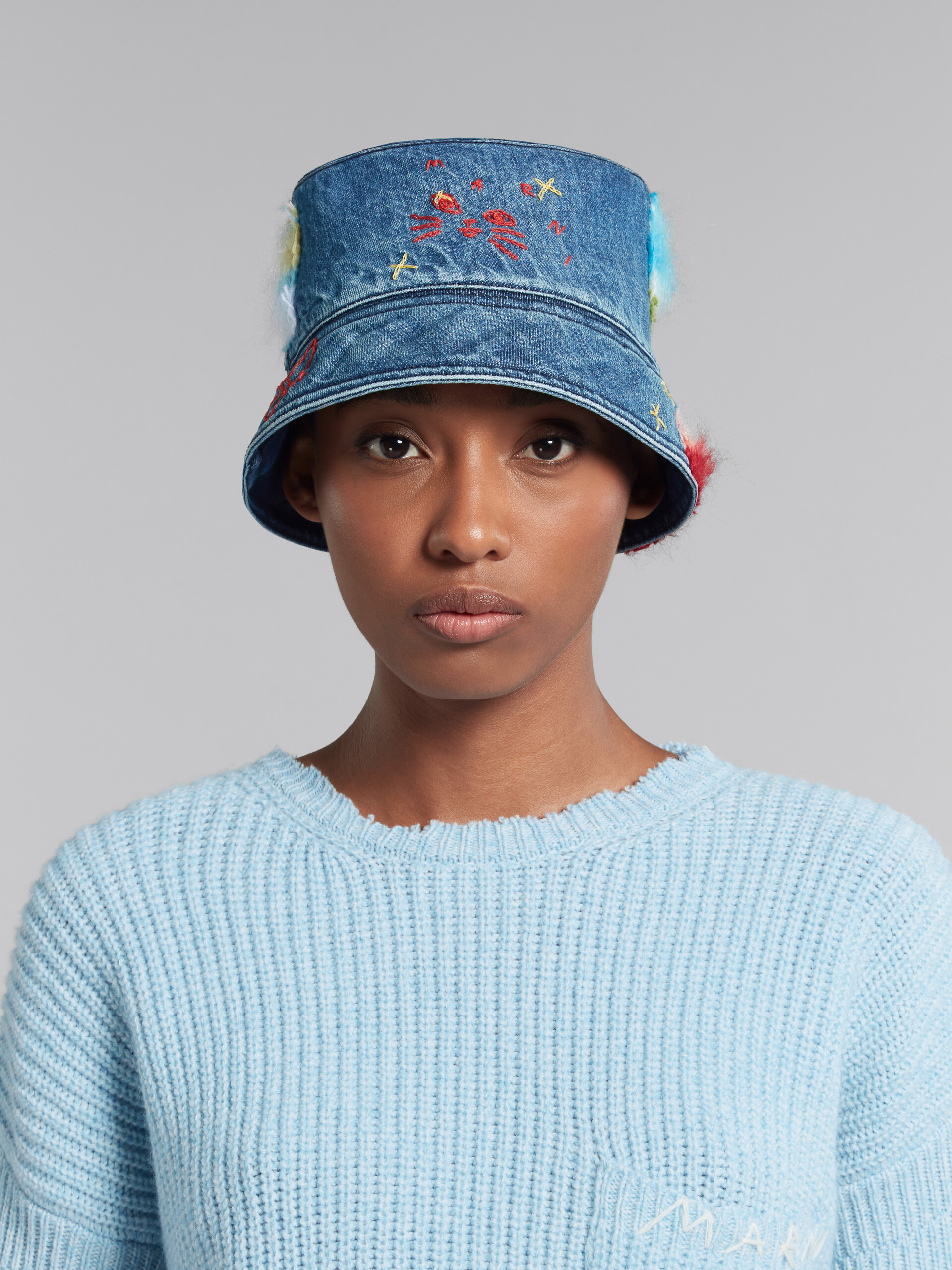 Cappello bucket in denim blu con applicazioni in mohair - Cappelli - Image 2