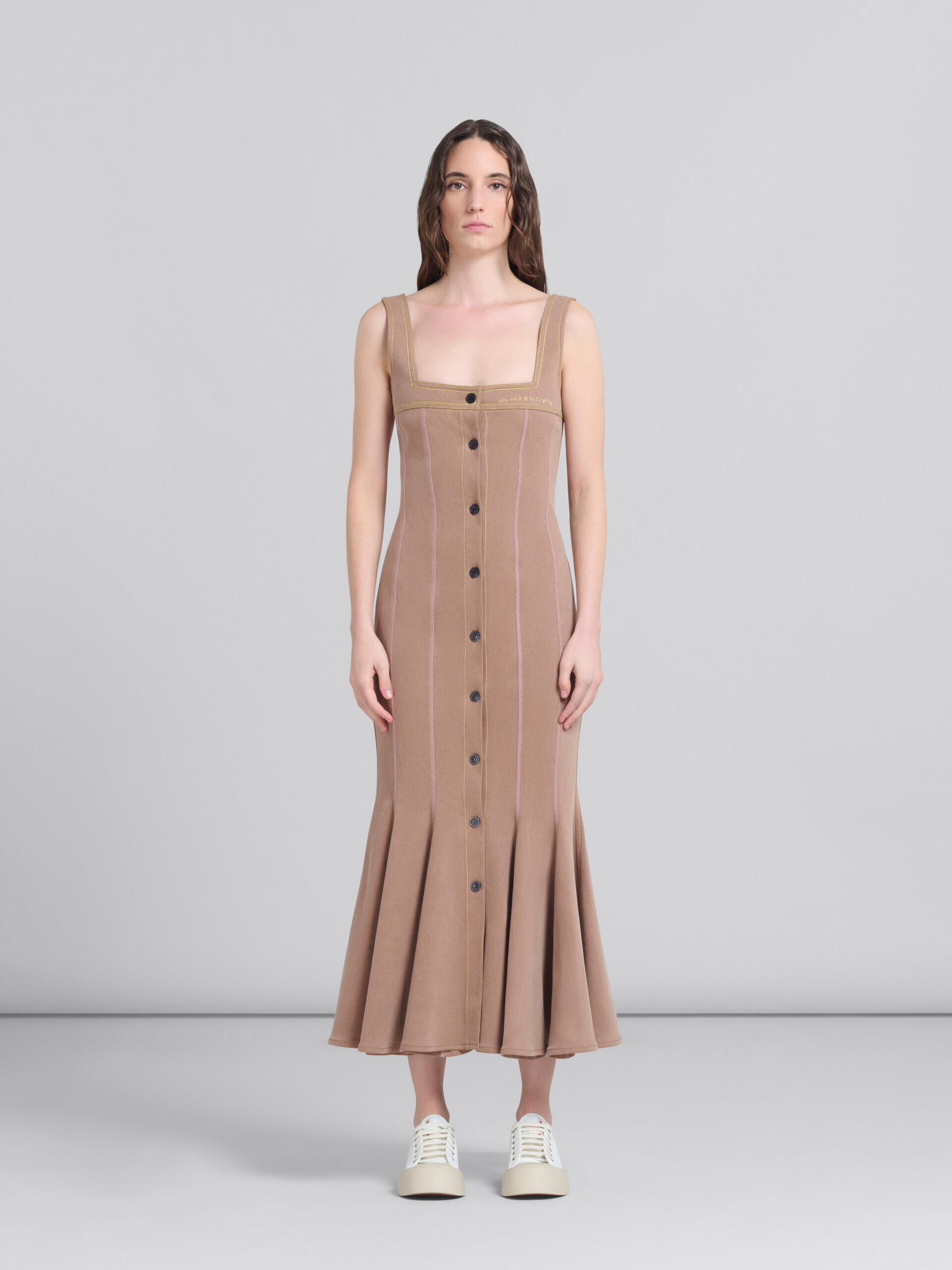 コントラストカラーのステッチが入った、ブラウンのオーガニックデニムマーメイドドレス - ドレス - Image 1