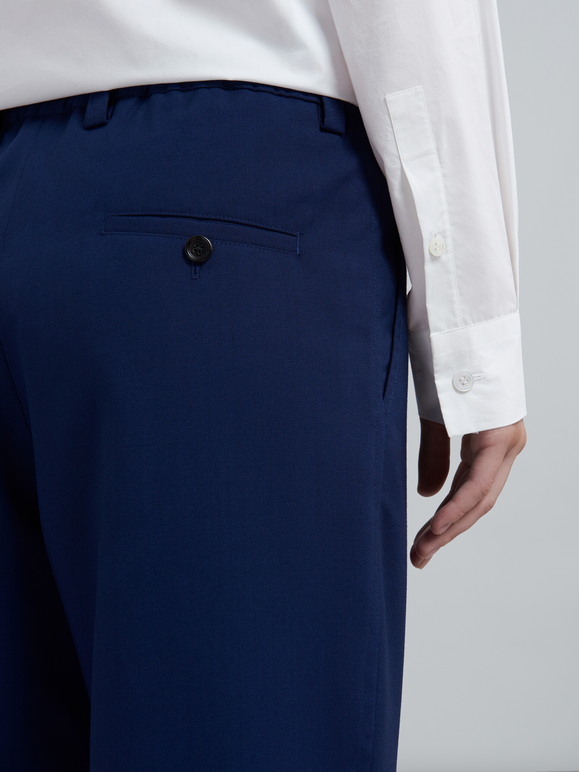 Pantalon court en laine tropicale bleue - Pantalons - Image 4
