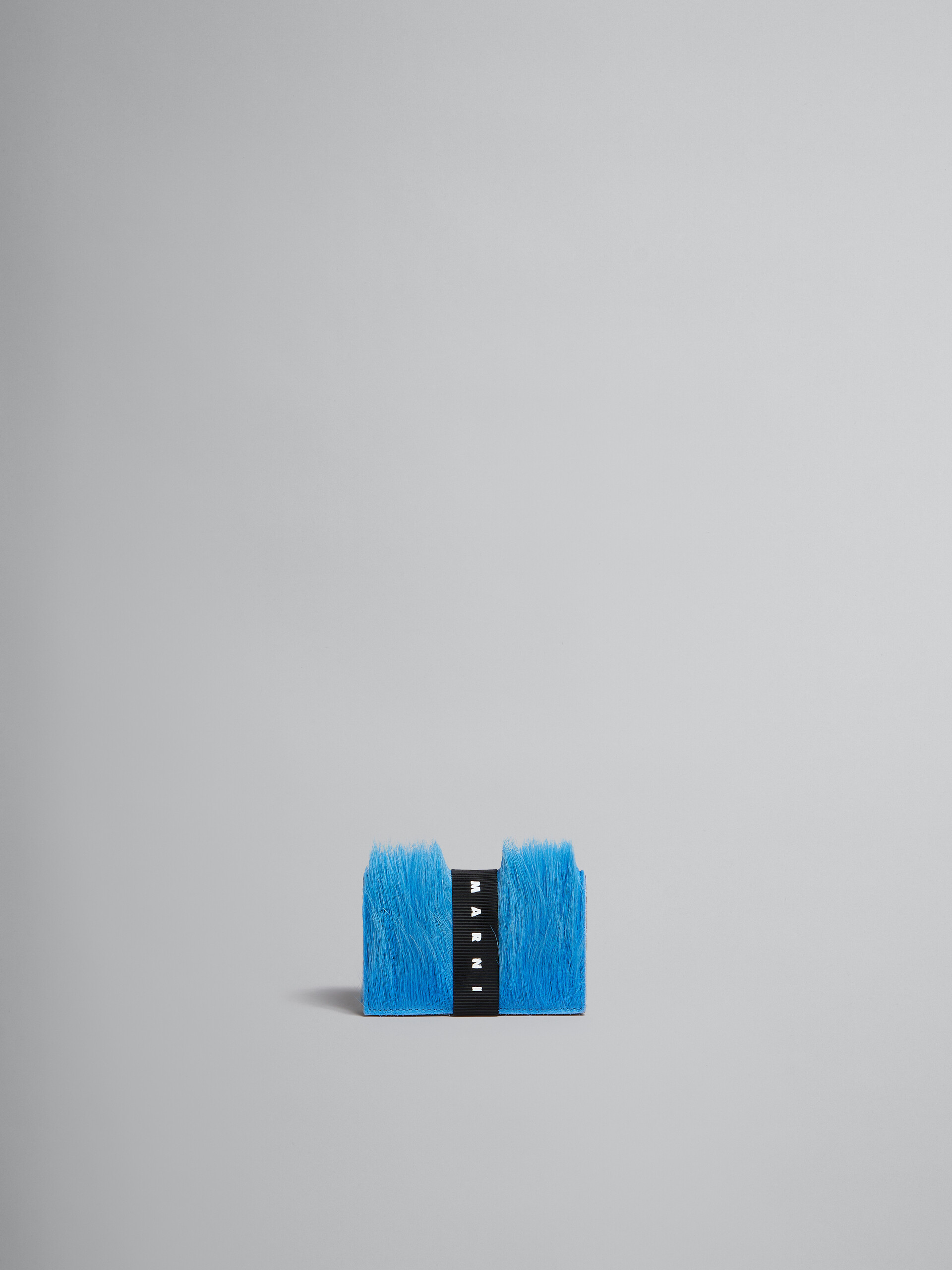 Portefeuille à trois volets bleu en cuir de veau à poils longs avec bride à logo - Portefeuilles - Image 1