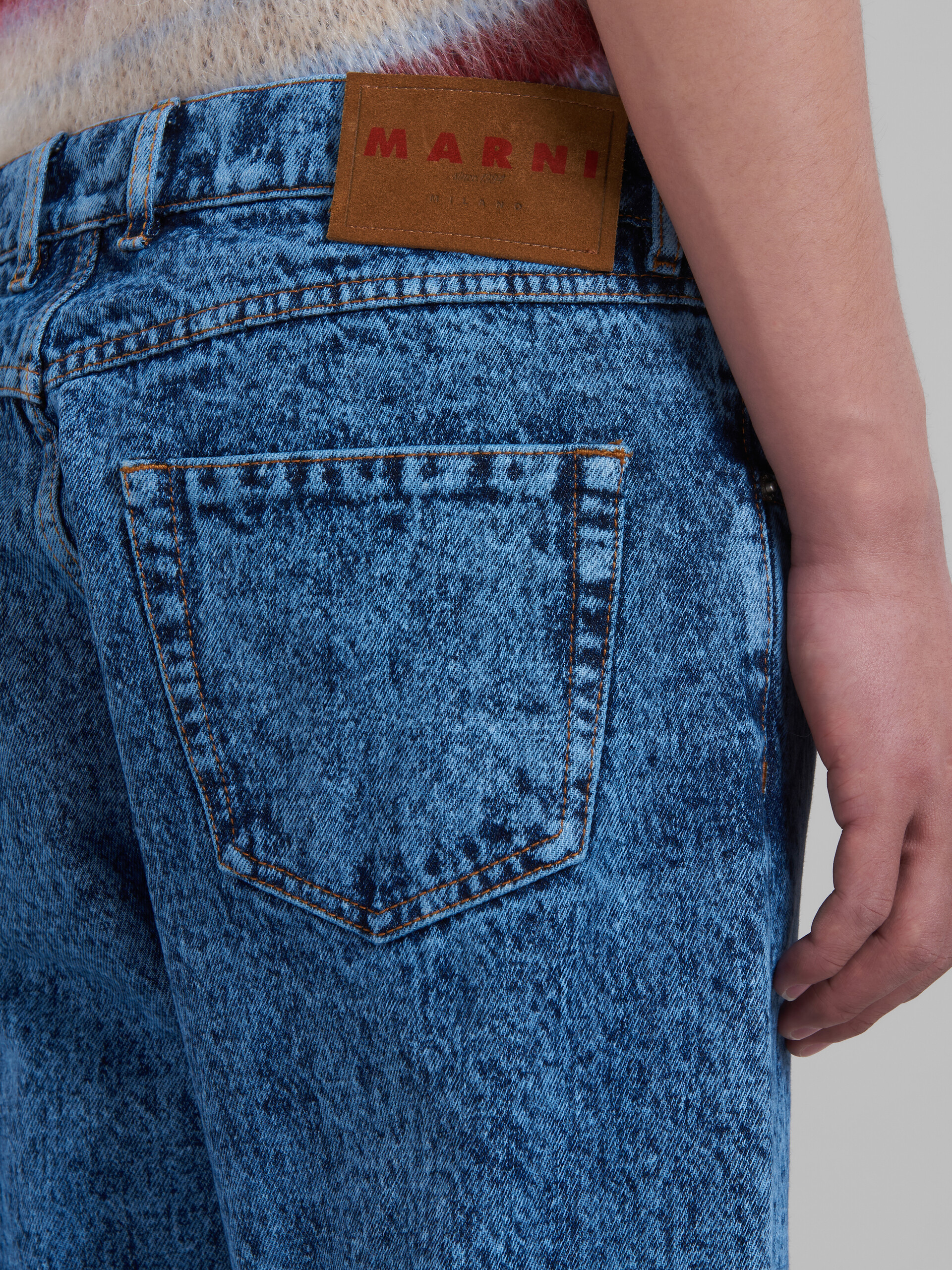 Blaue, gerade geschnittene Hose aus Baumwolldrillich mit marmoriertem Muster - Hosen - Image 4