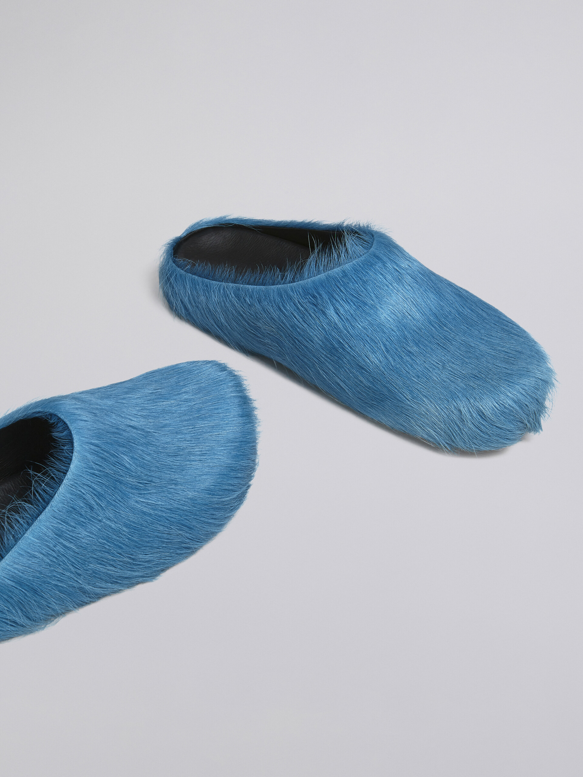 Mocassins ouverts sensation pieds nus en cuir de veau bleu - Sabots - Image 5