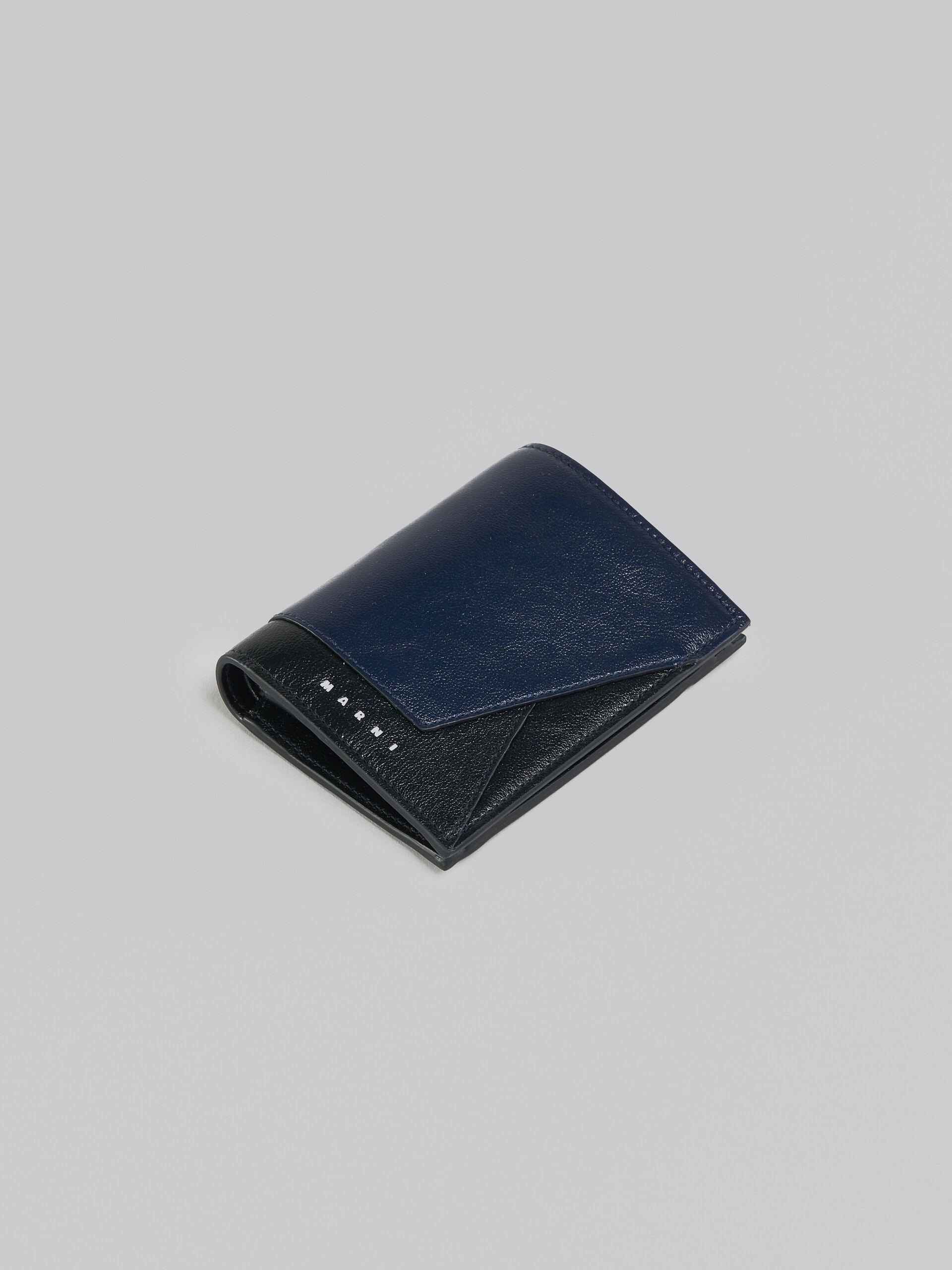 ネイビーブルーとブラック レザー製二つ折りウォレット - 財布 - Image 5
