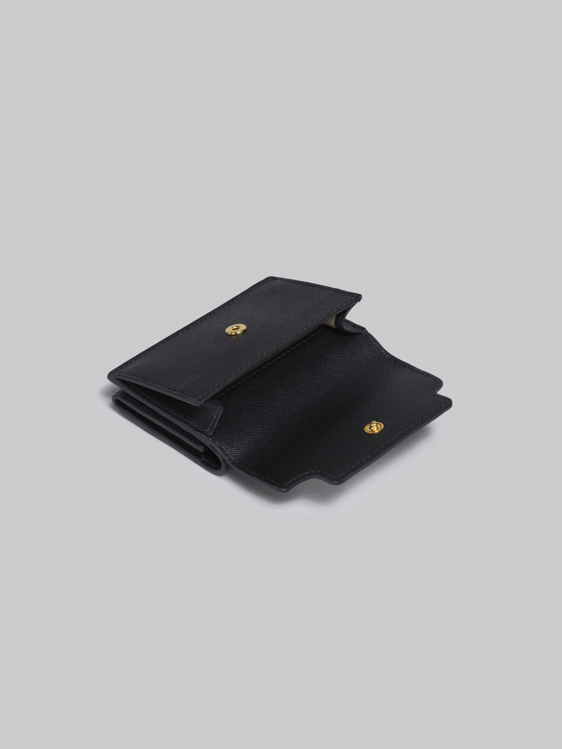 Portafoglio tri-fold in pelle saffiano nera - Portafogli - Image 5