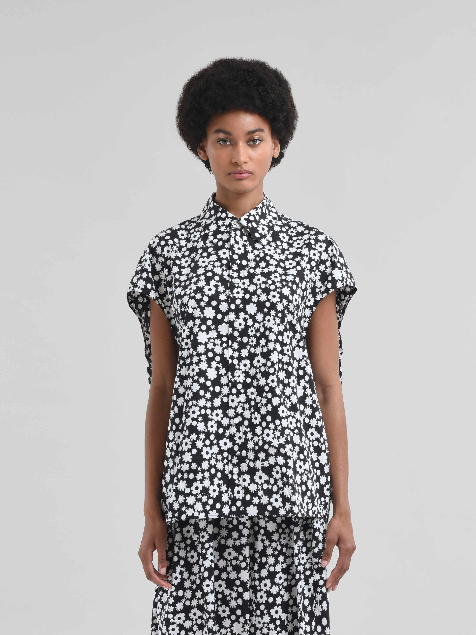 Black and white sleeveless cocoon shirt with Pop Fields motif - Shirts - Image 2