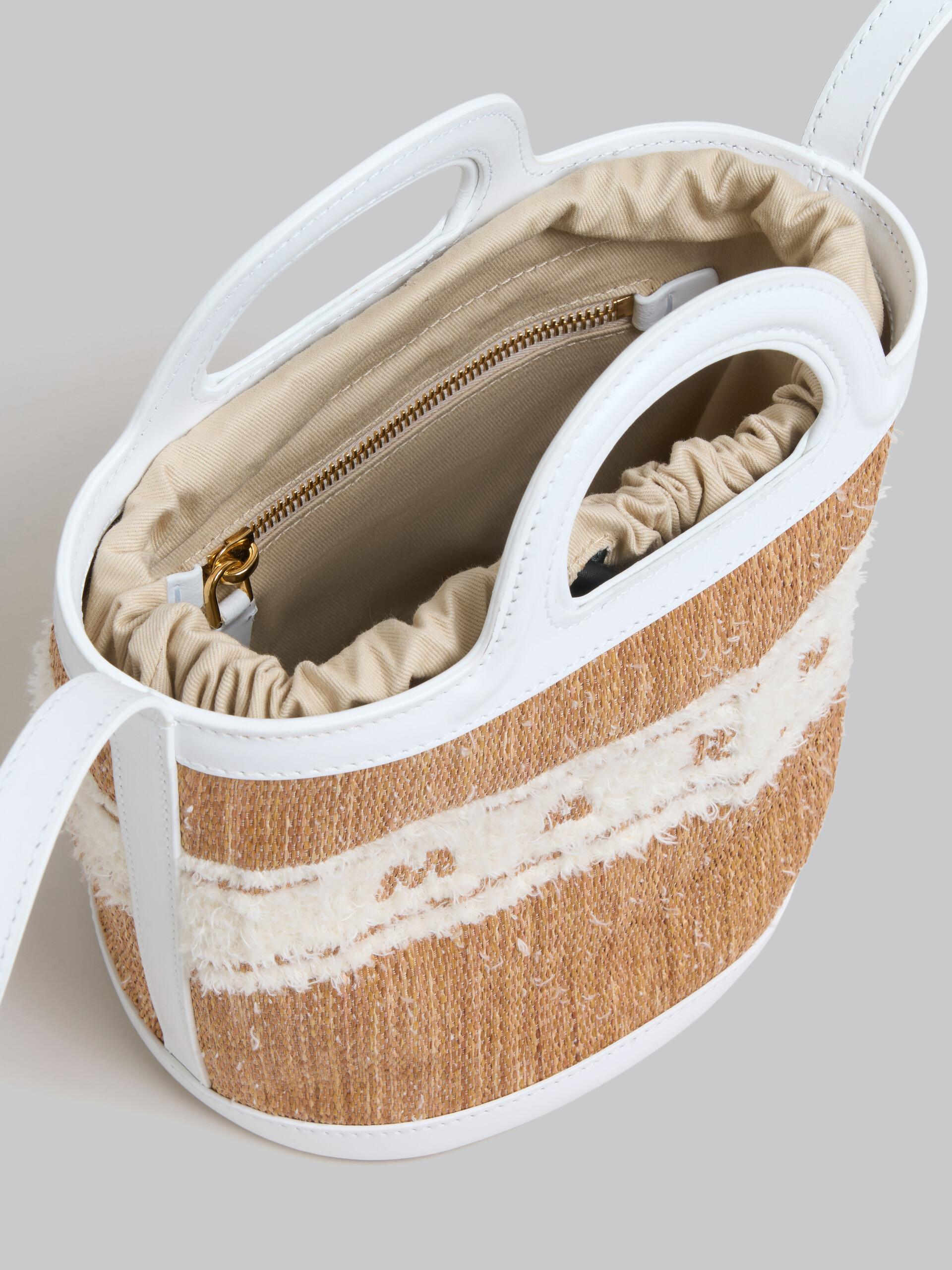 Kleine Beuteltasche Tropicalia aus weißem Leder mit flauschigem Logo - Schultertaschen - Image 4