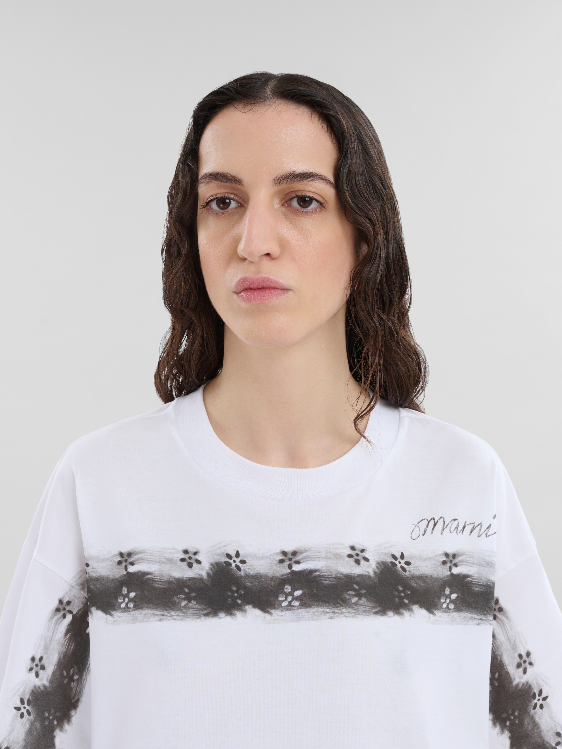 White organic cotton cropped T-shirt with smudged flower print - T-shirts - Image 4