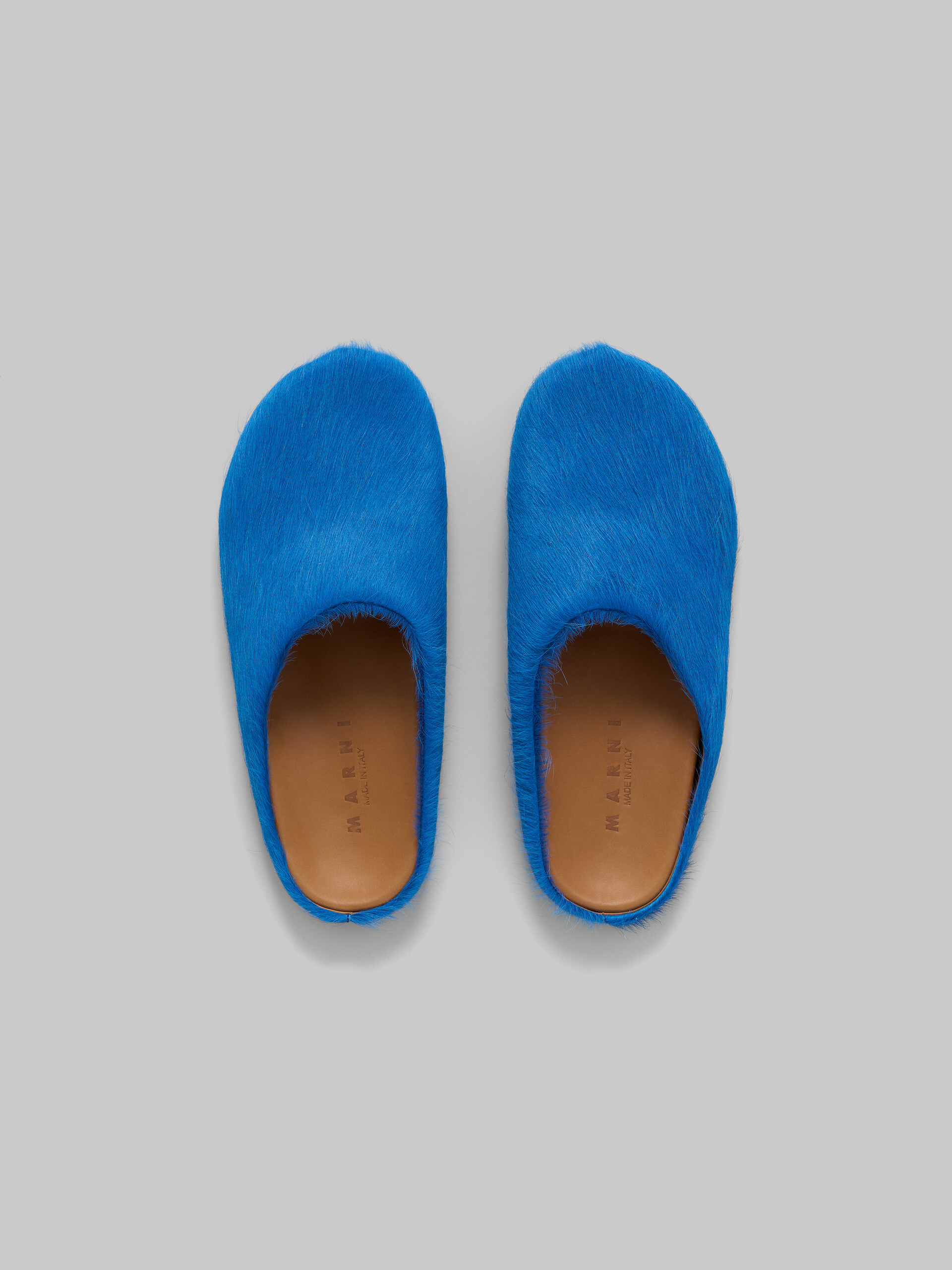 Mocasín sin talón de piel de becerro azul efecto pelo sensación de pies descalzos - Zuecos - Image 4