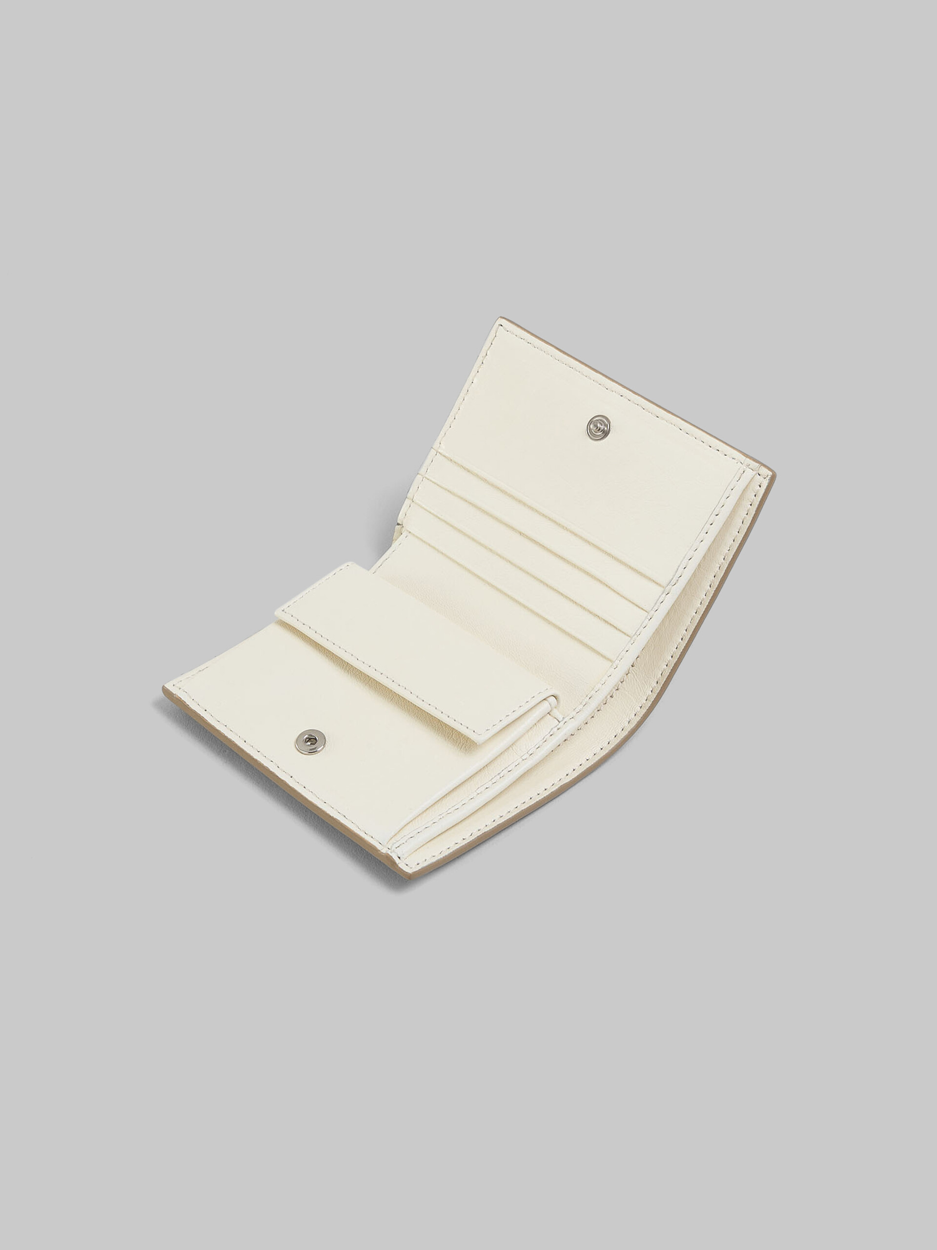 ブラック レザー製 二つ折りウォレット、レイズド マルニロゴ - 財布 - Image 4