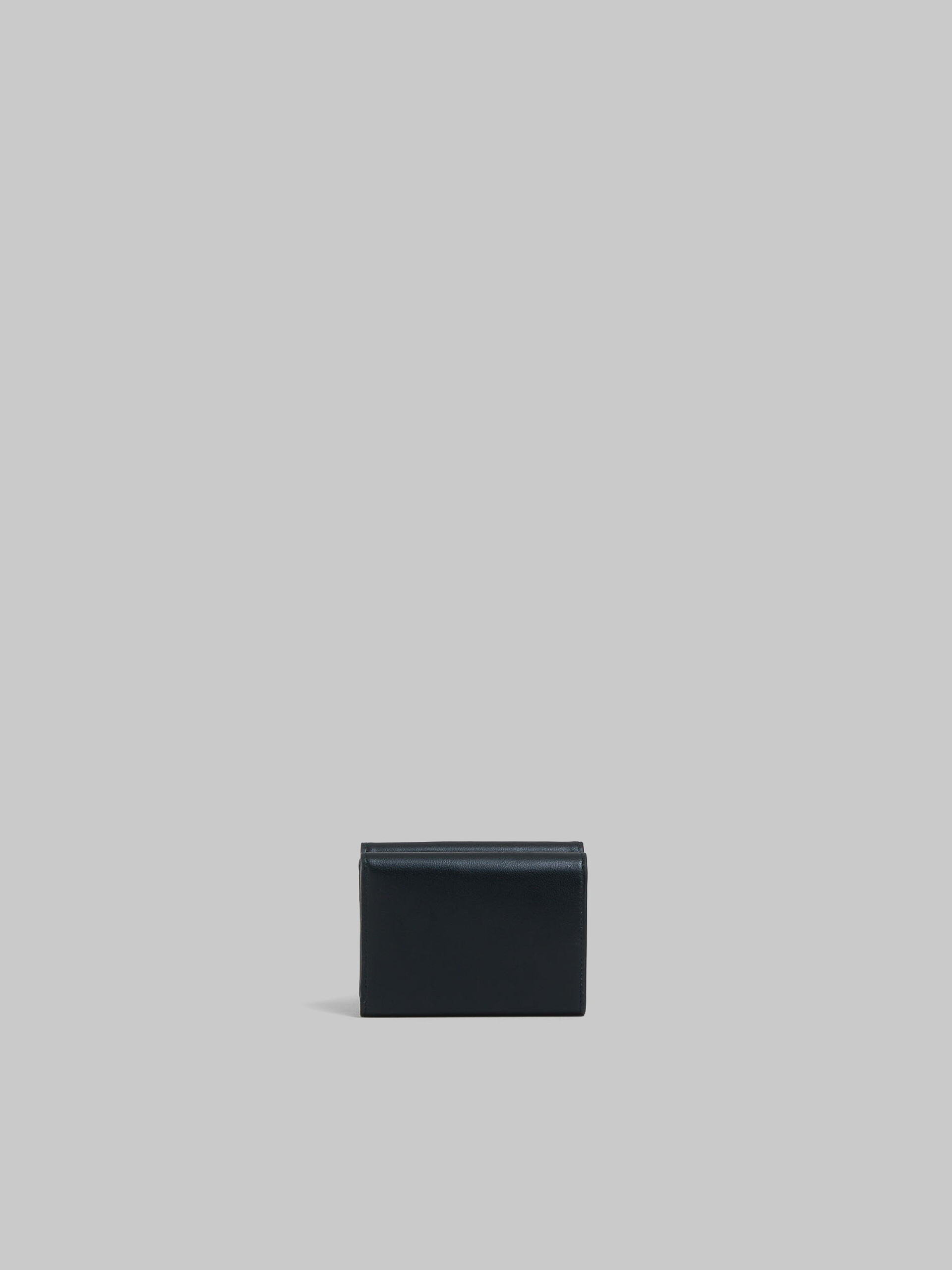 Portafoglio tri-fold in pelle nera con logo Marni in rilievo - Portafogli - Image 3