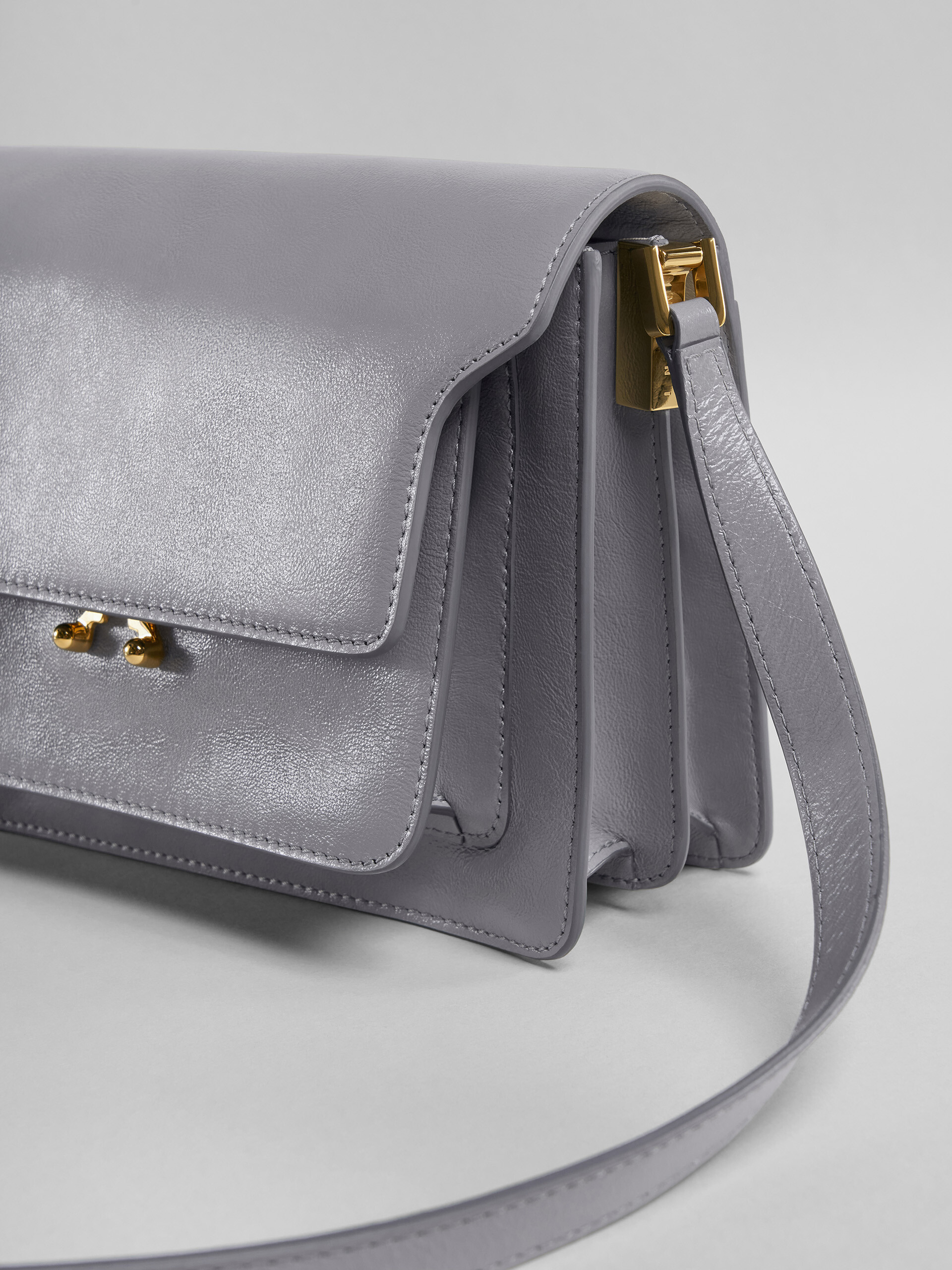 Mittelgroße Tasche TRUNK SOFT aus braunem Leder - Schultertaschen - Image 5