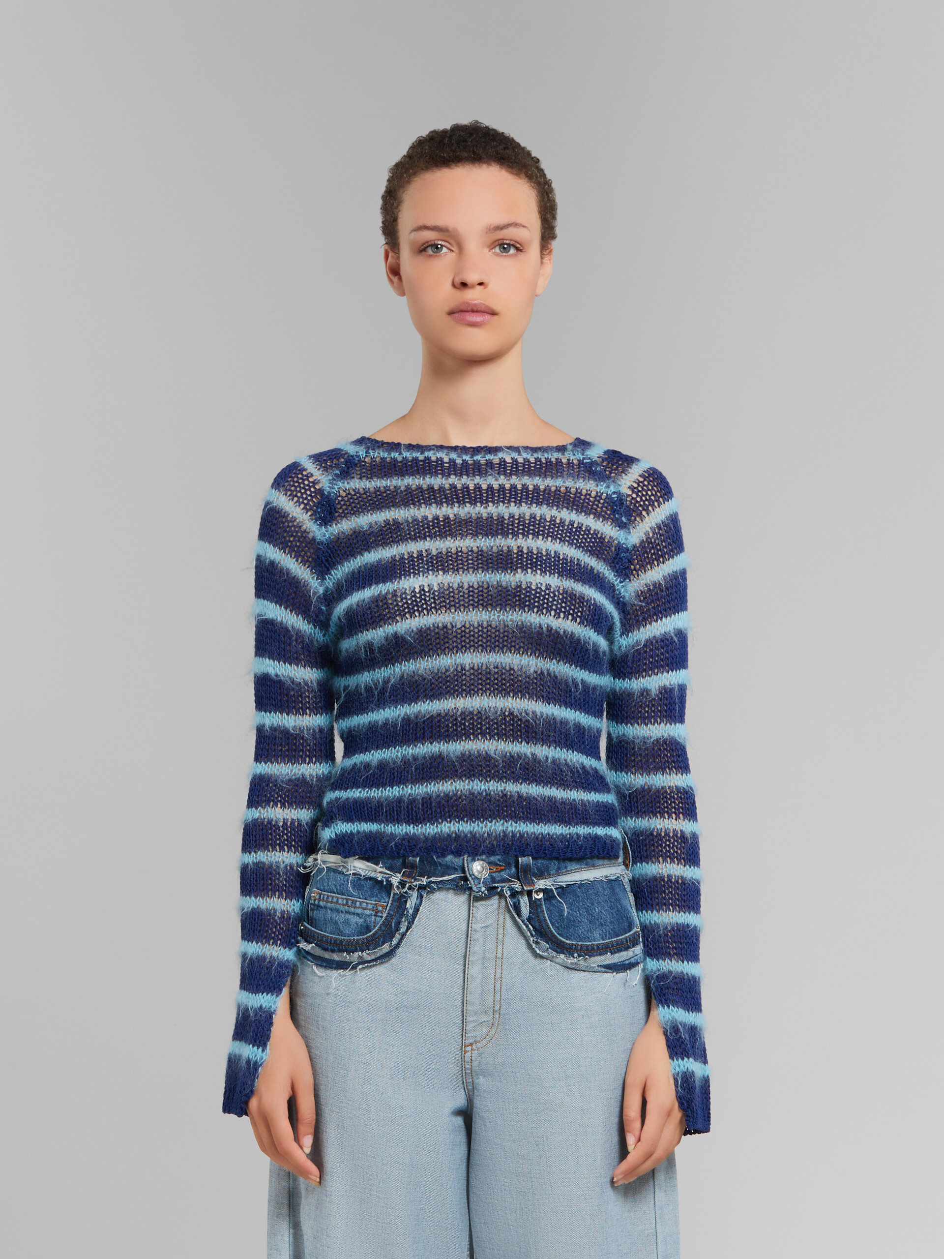 Blauer Pullover mit U-Boot-Ausschnitt und Mohair-Streifen - Pullover - Image 2