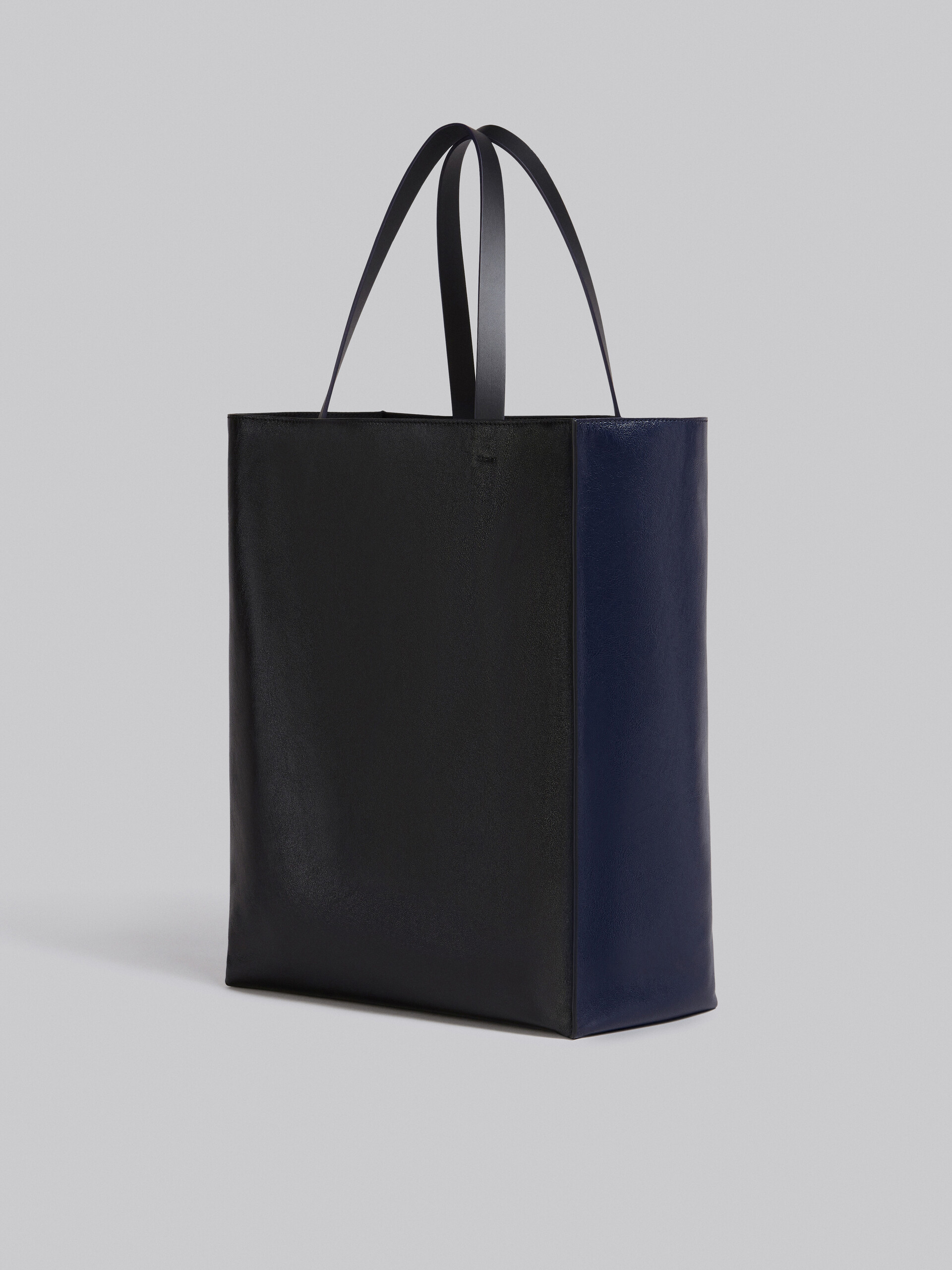 Museo Soft Bag Grande in pelle nera e blu - Borse shopping - Image 3