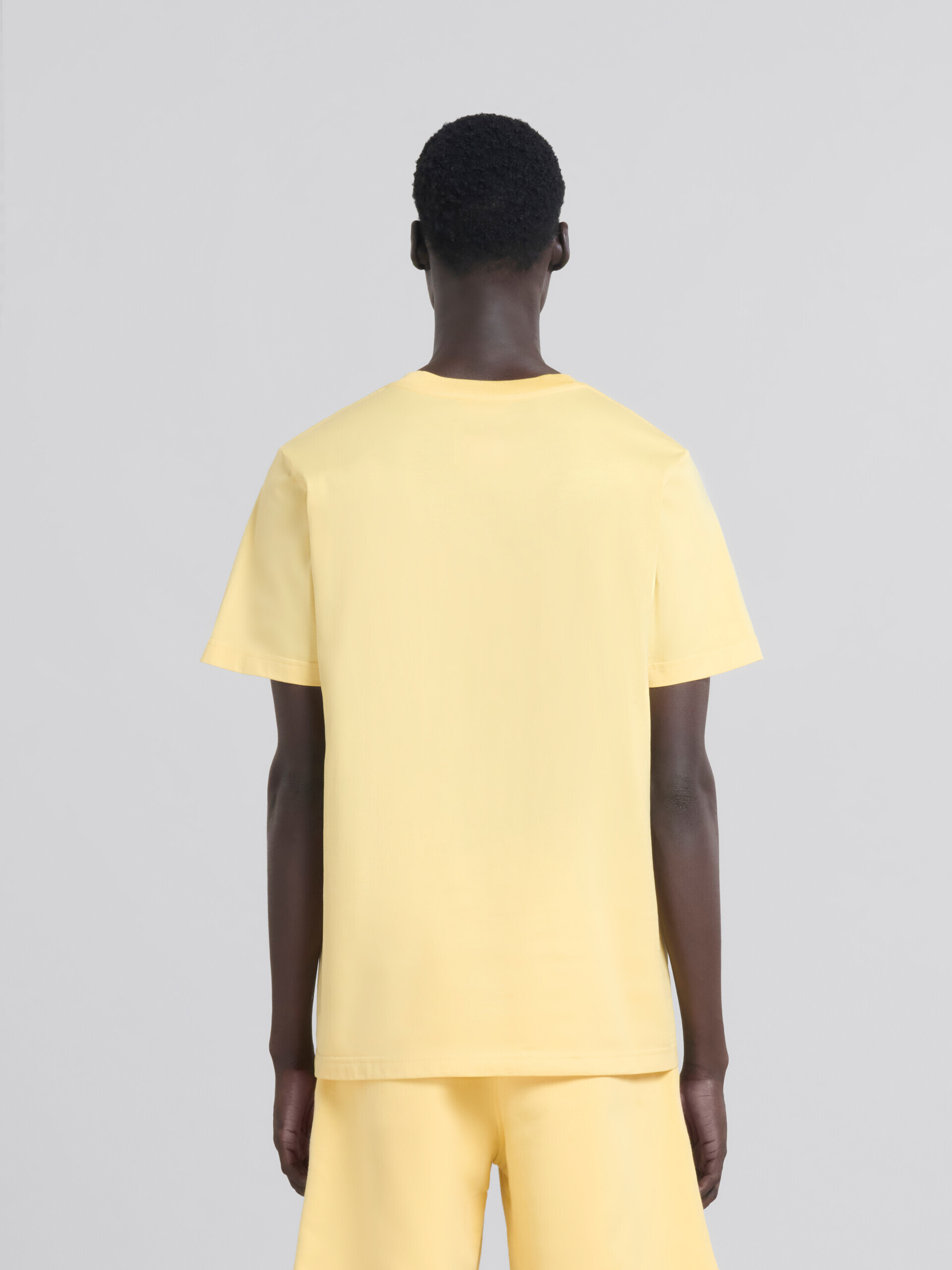 Gelbes T-Shirt in regulärer Passform aus Bio-Baumwolle mit Print - T-shirts - Image 3