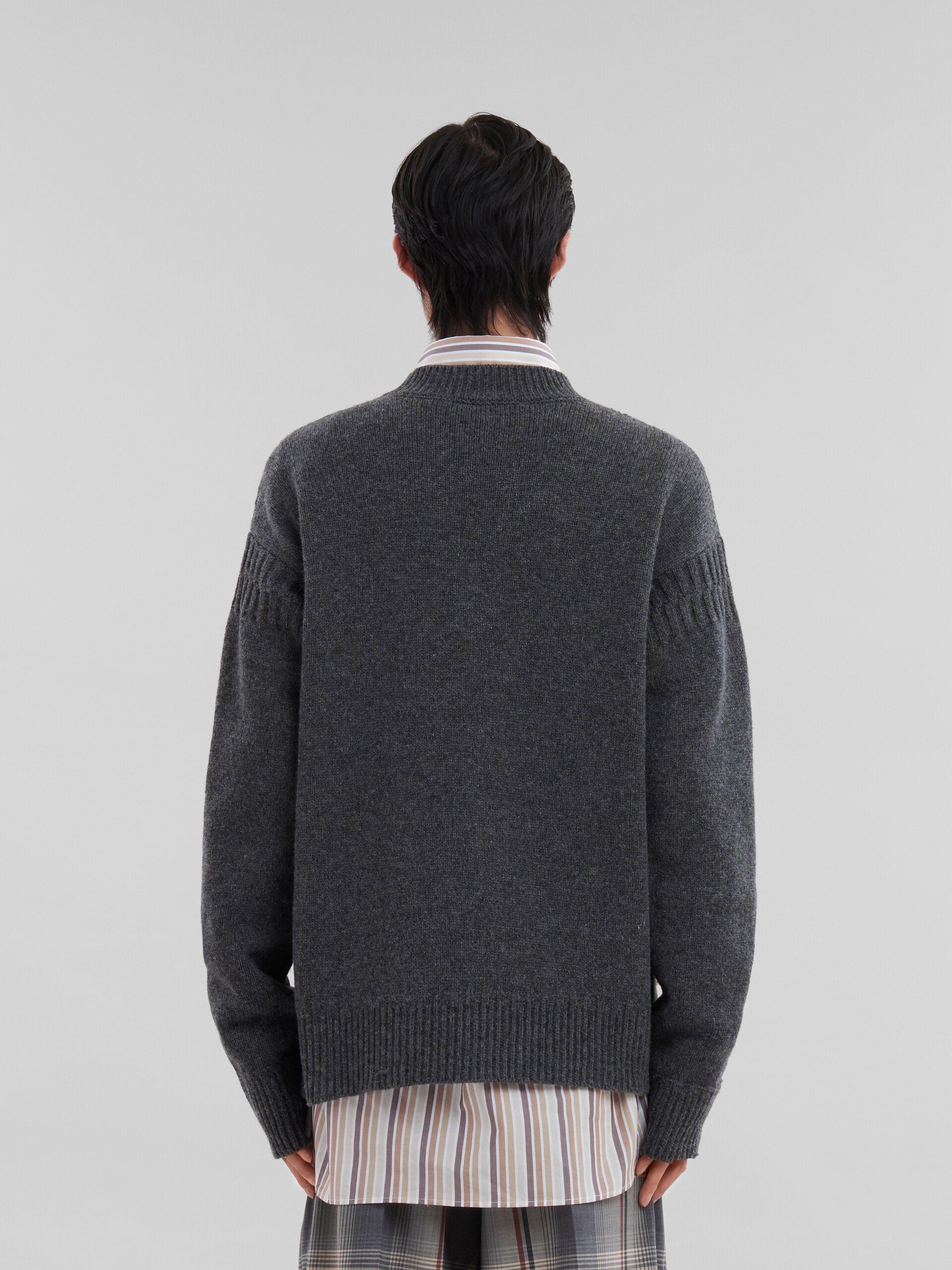 Pull en laine Shetland grise avec patchs effet raccommodé Marni - pulls - Image 3
