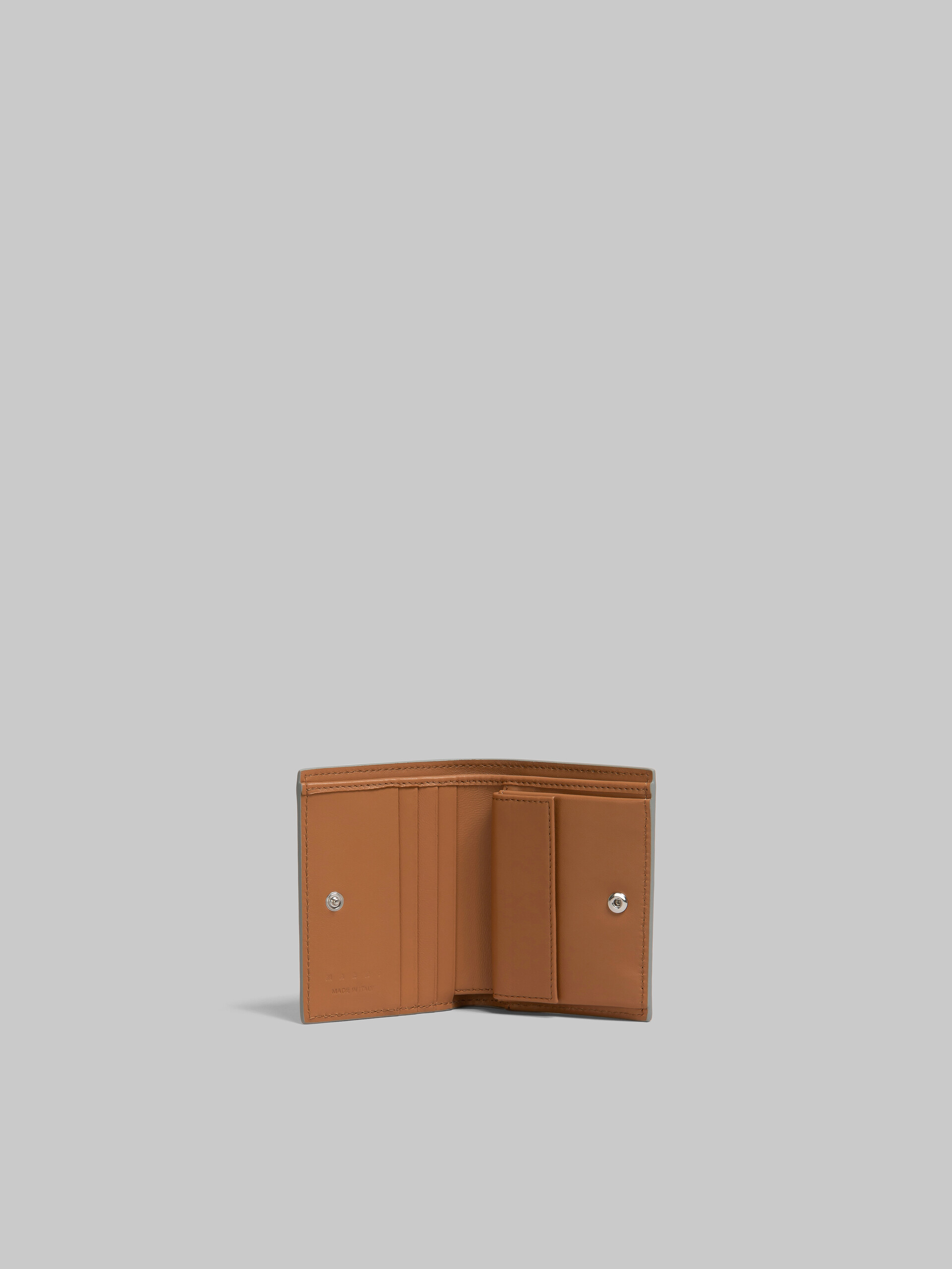 Portefeuille à deux volets en cuir marron avec effet raccommodé Marni - Portefeuilles - Image 2