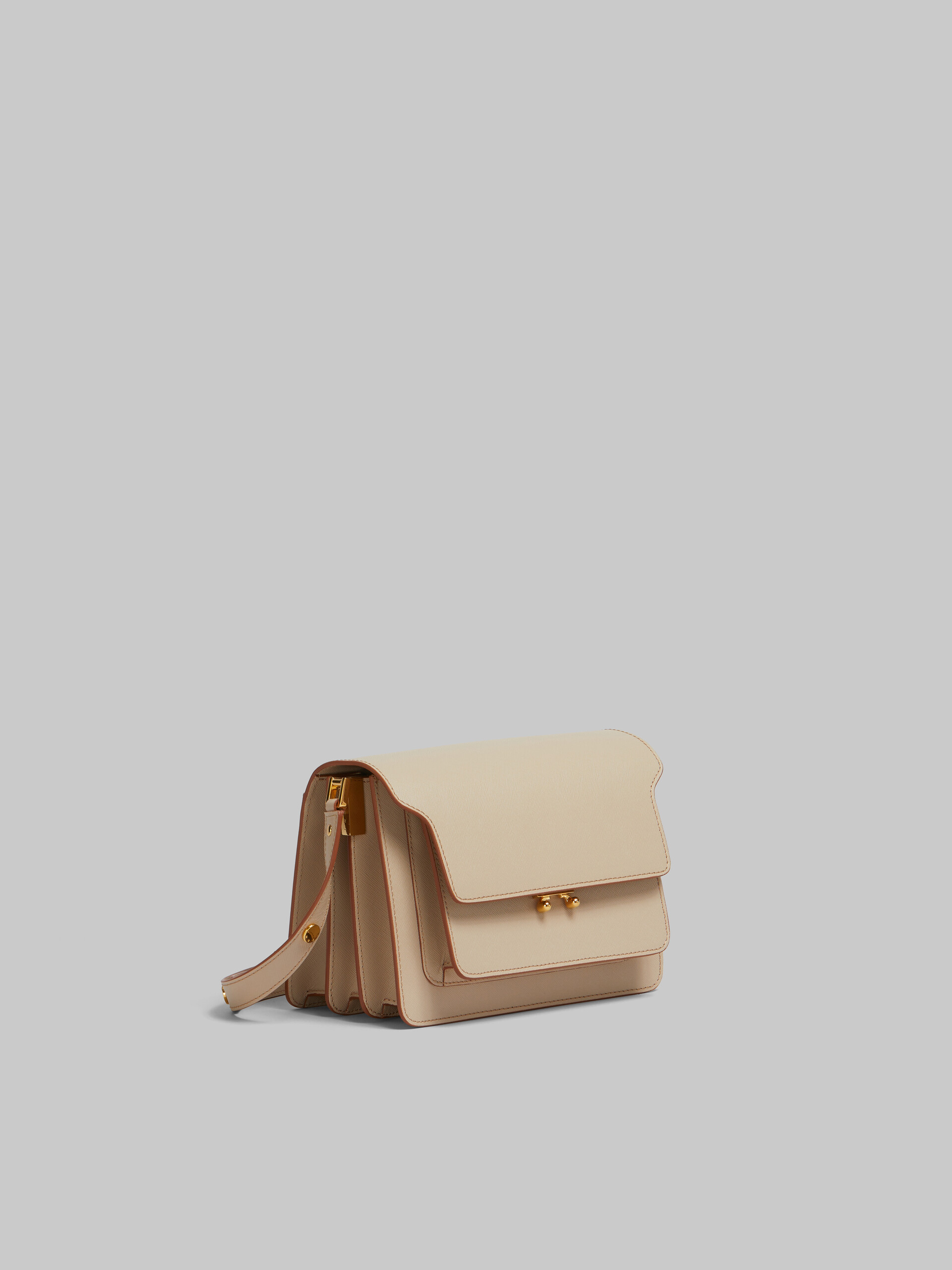 Mittelgroße, beigefarbene Tasche Trunk aus Saffiano-Leder - Schultertaschen - Image 6