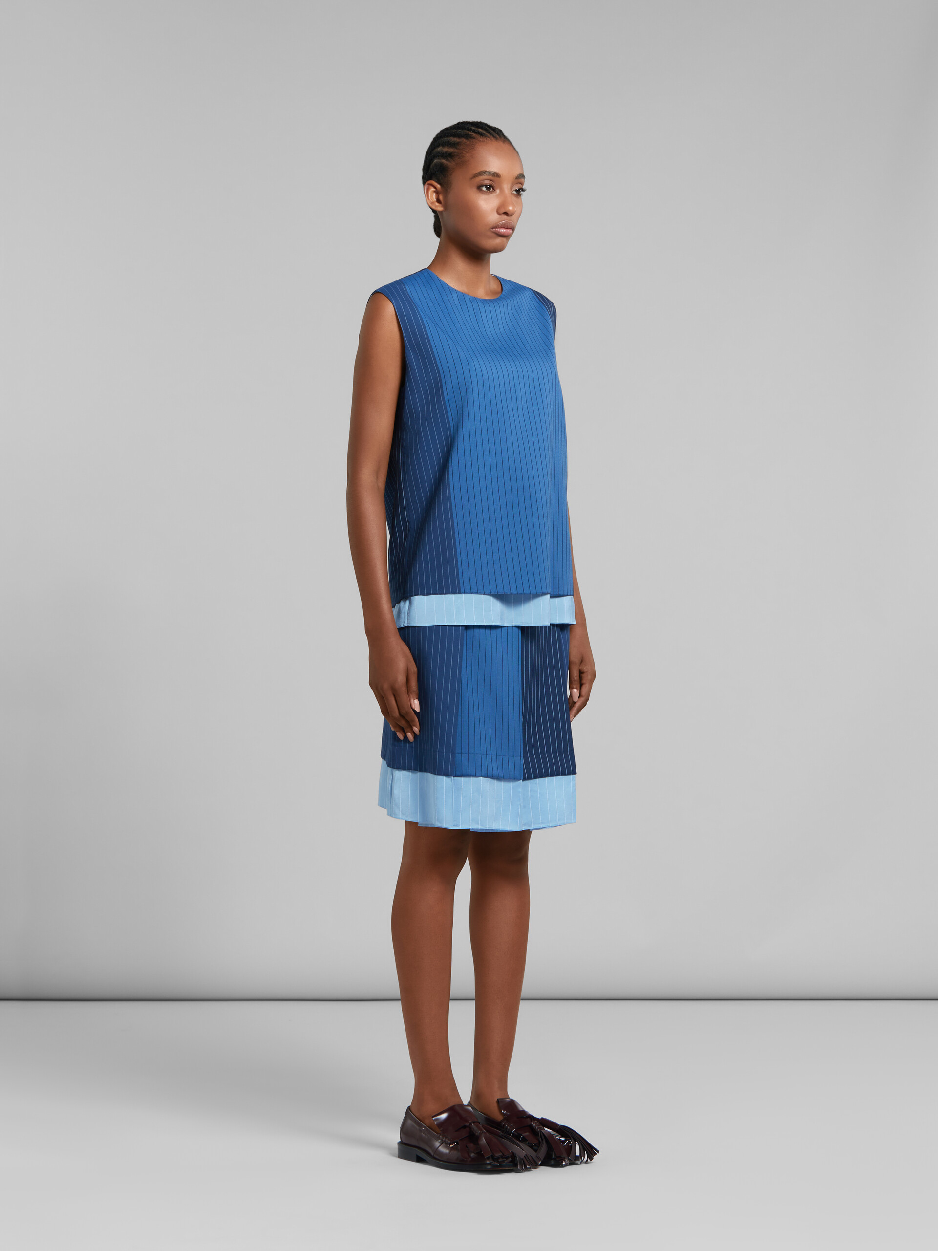 Mini-jupe en laine à fines rayures avec dégradé bleu et plis - Jupes - Image 4