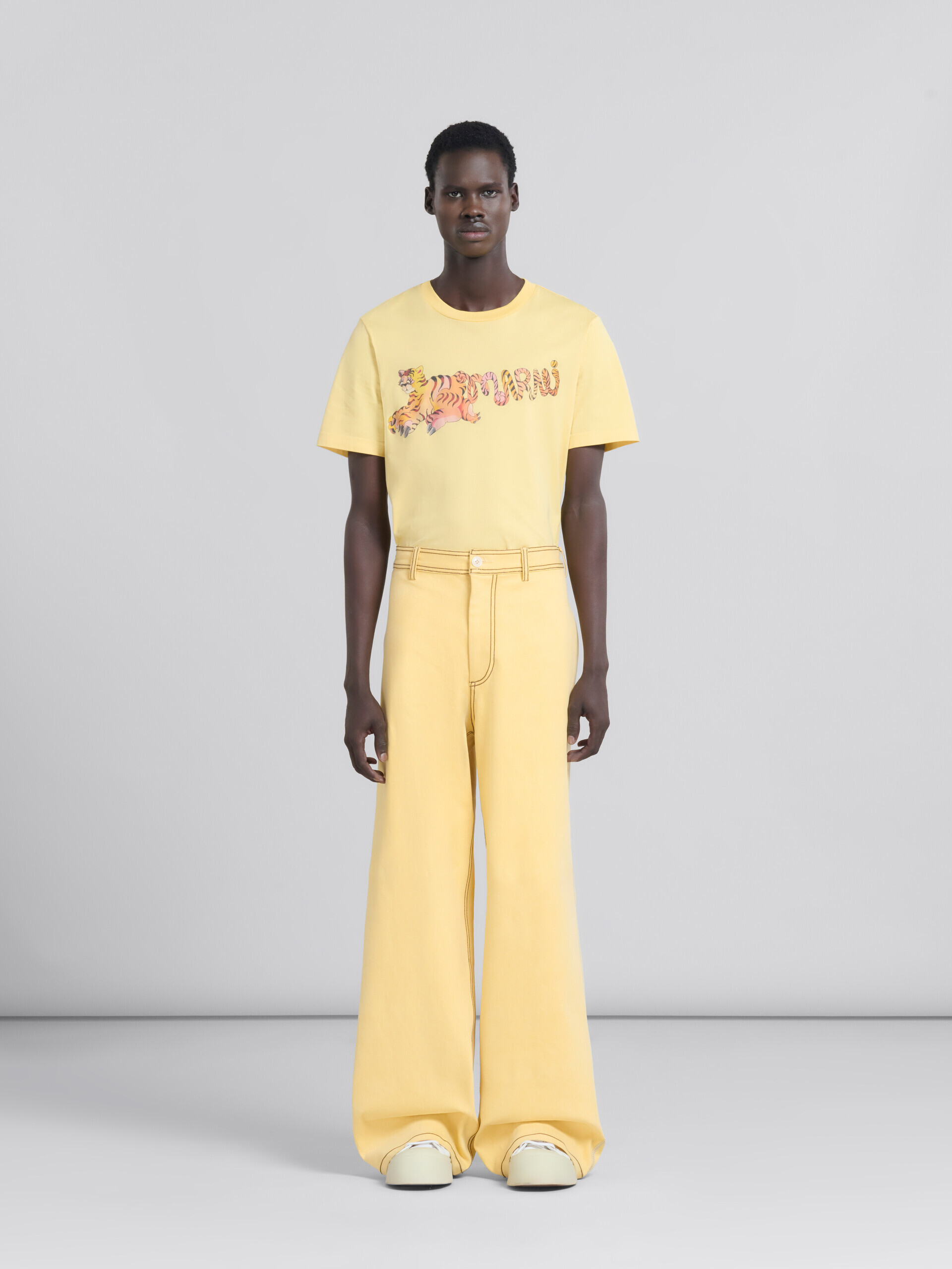 Pantalon en denim organique jaune avec coutures contrastées - Pantalons - Image 1