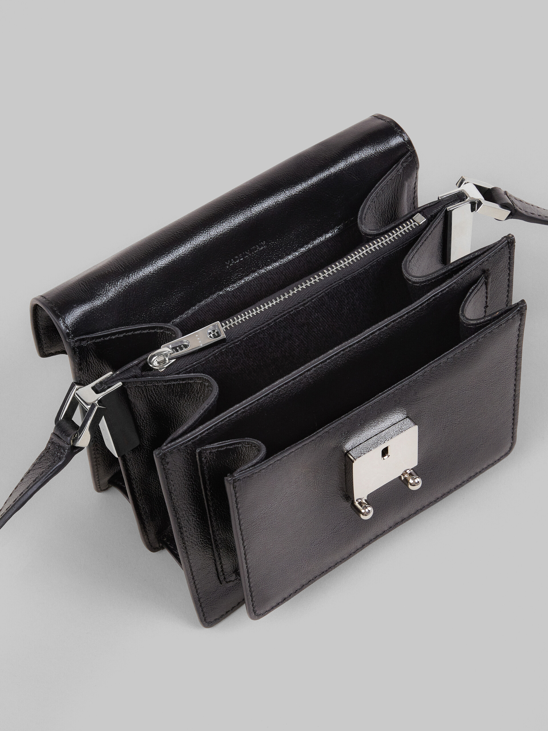 Mini-sac Trunk Soft en cuir noir - Sacs portés épaule - Image 4