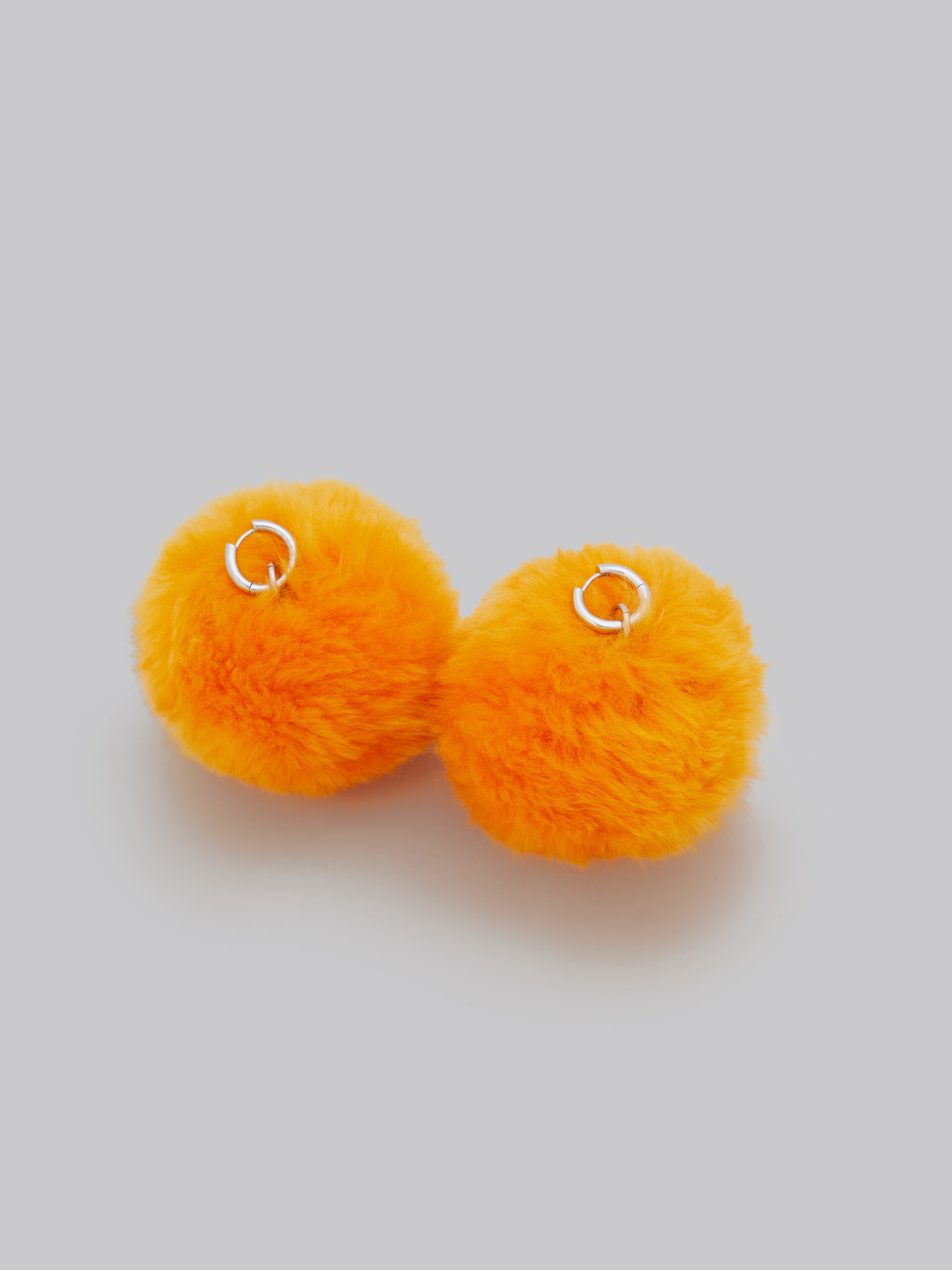 Ohrringe mit flauschigem, lilafarbenem Bommel - Ohrringe - Image 4