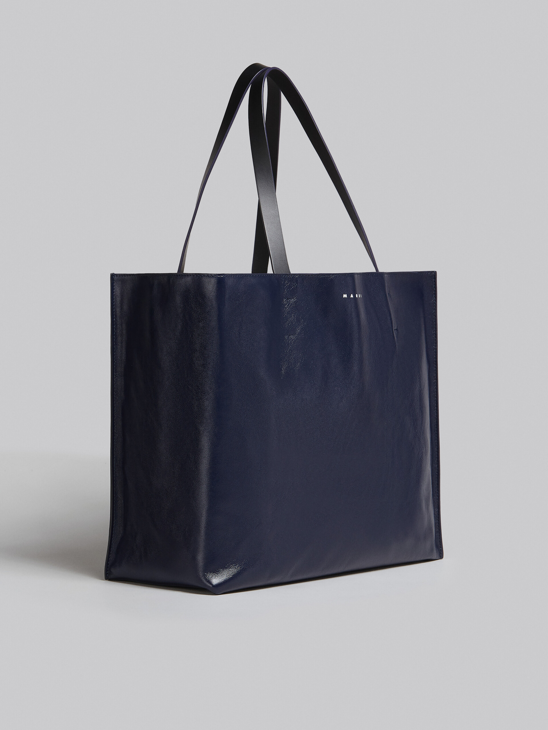 Museo Soft Bag in pelle blu e nera - Borse shopping - Image 6