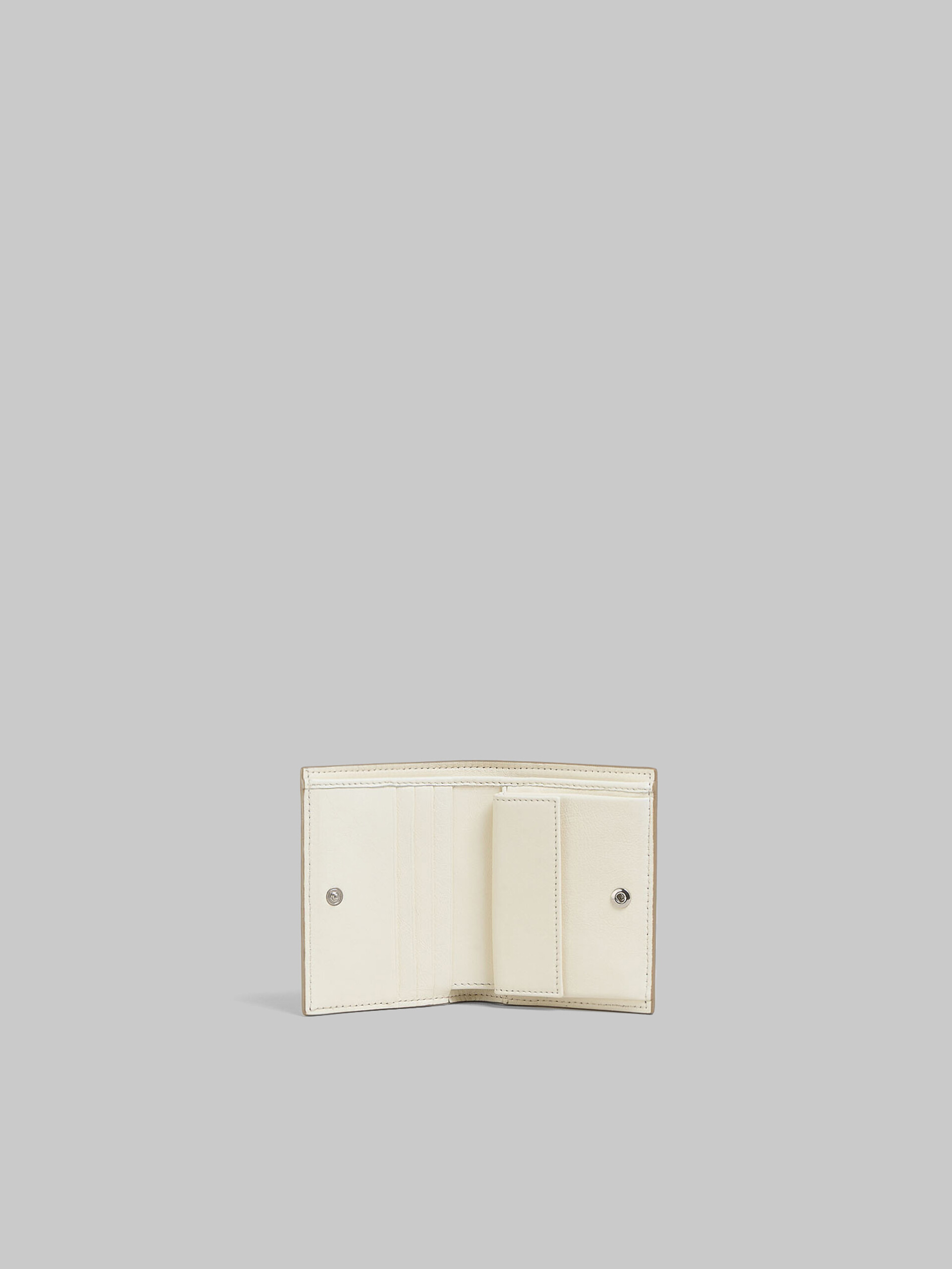 ブラック レザー製 二つ折りウォレット、レイズド マルニロゴ - 財布 - Image 2