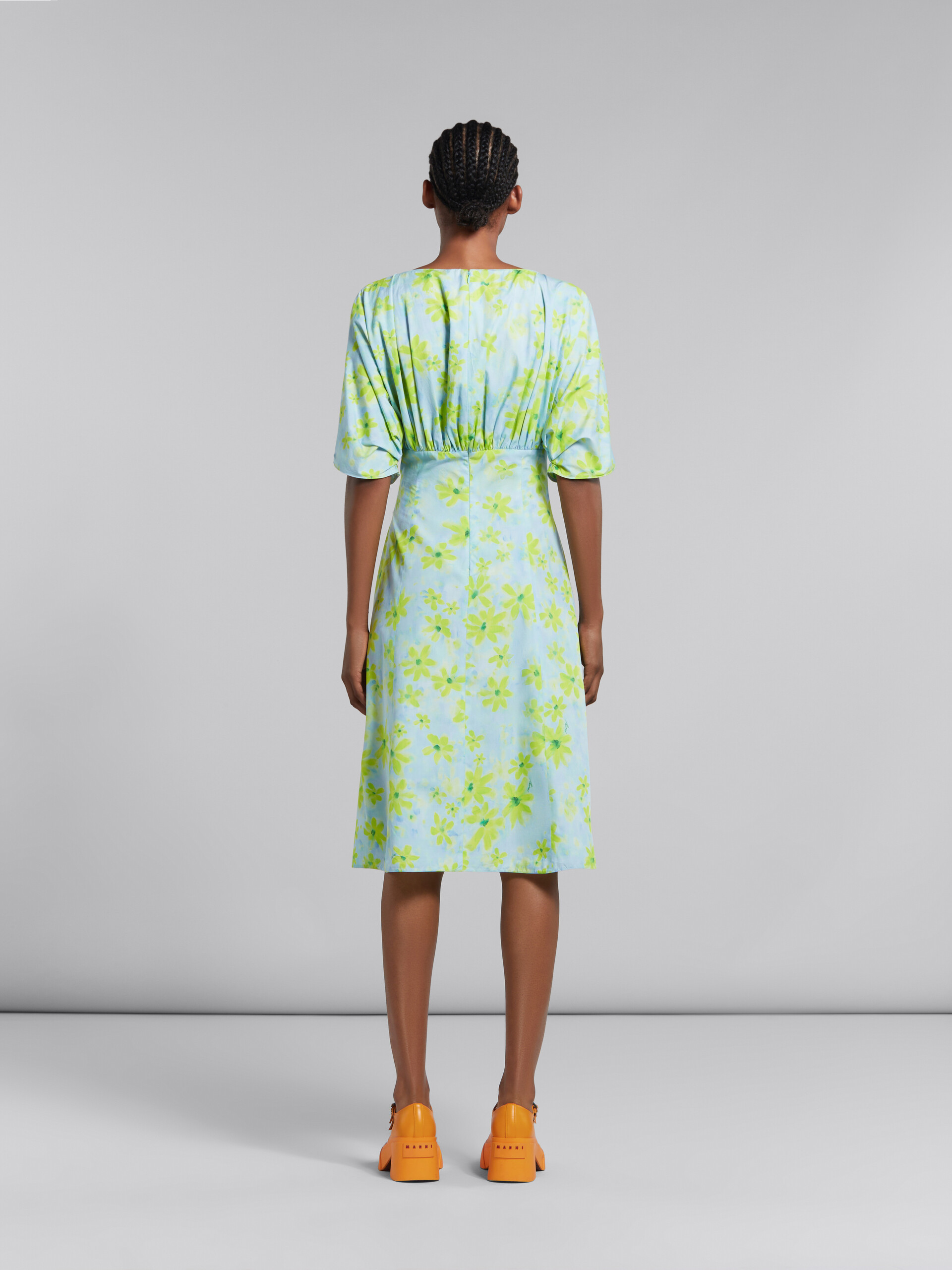 Hellgrünes gerafftes Kleid aus Popeline mit Parade-Print - Kleider - Image 3