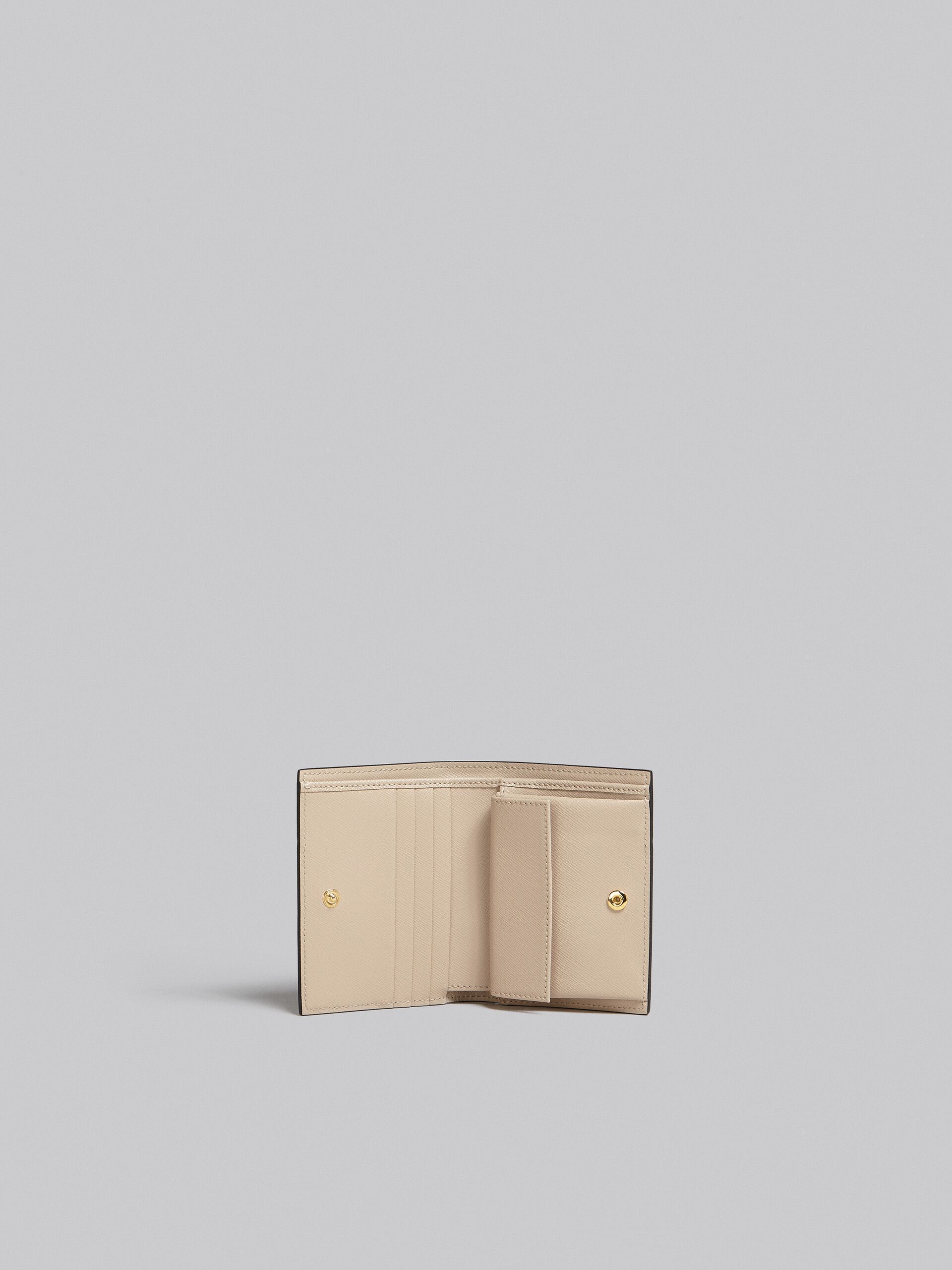 Portafoglio bi-fold in saffiano verde bianco e beige - Portafogli - Image 2