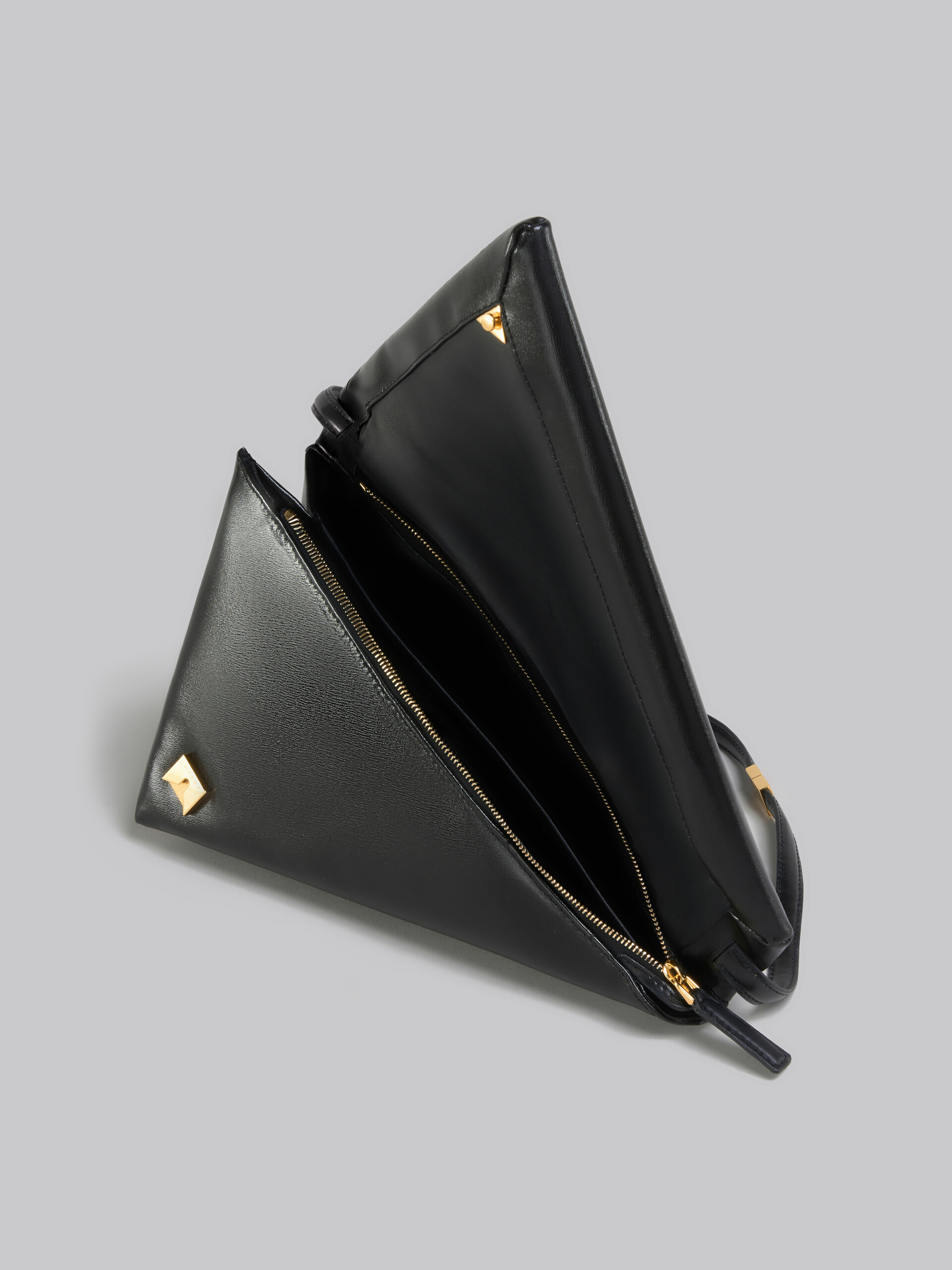 Schwarze, dreieckige Tasche Prisma aus Leder - Schultertaschen - Image 4
