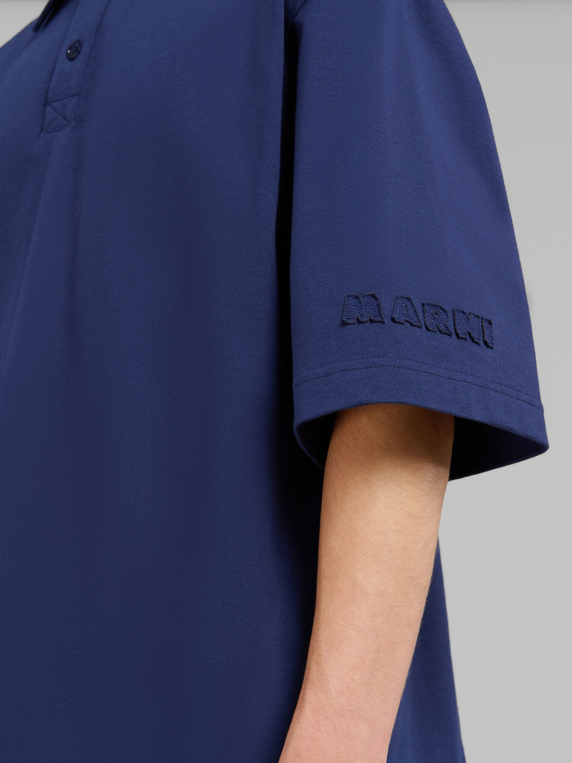 Polo oversize en coton biologique bleu avec patchs Marni - Chemises - Image 5