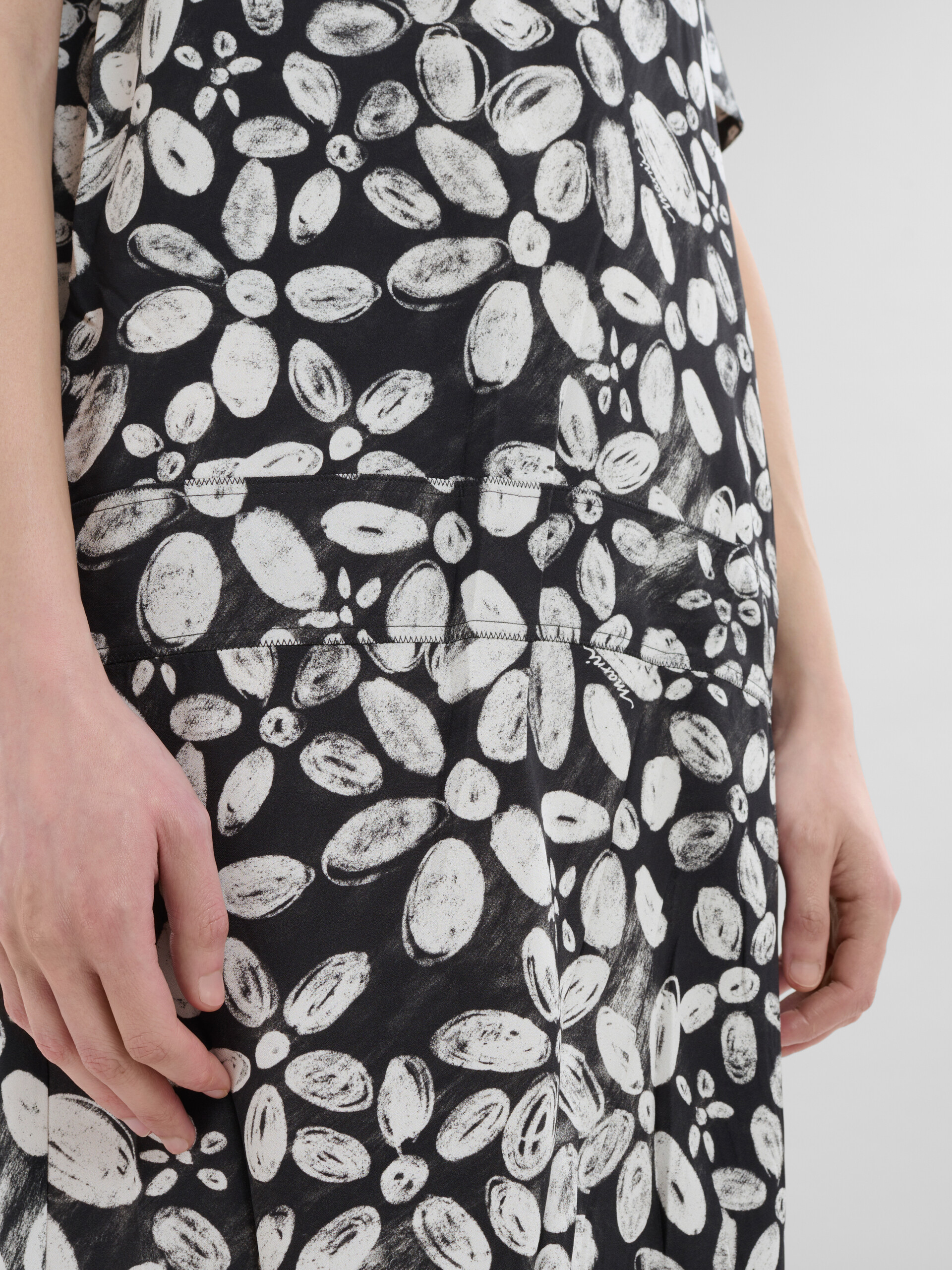 Black satin-back crêpe dress with Blooming print - Dresses - Image 5