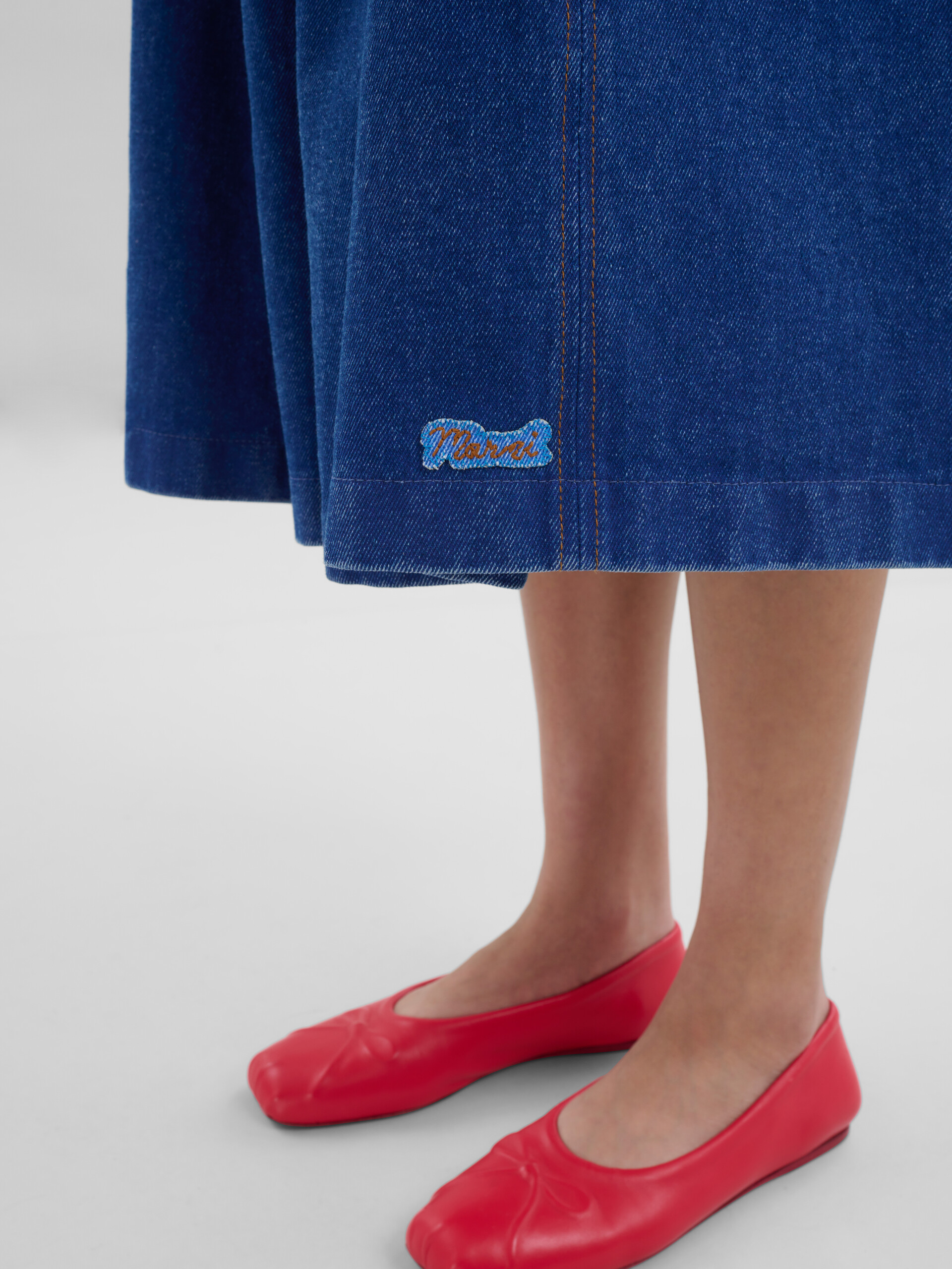 ブルー オーガニックデニム製  伸縮性のあるミディ丈スカート - スカート - Image 4